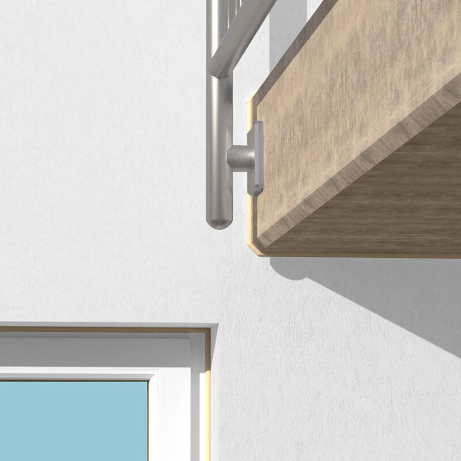 Ein moderner Balkon mit einem Geländer aus Edelstahl und einer Holzplattform ragt aus einem hellgrauen Gebäude heraus und wirft einen Schatten an die Wand.