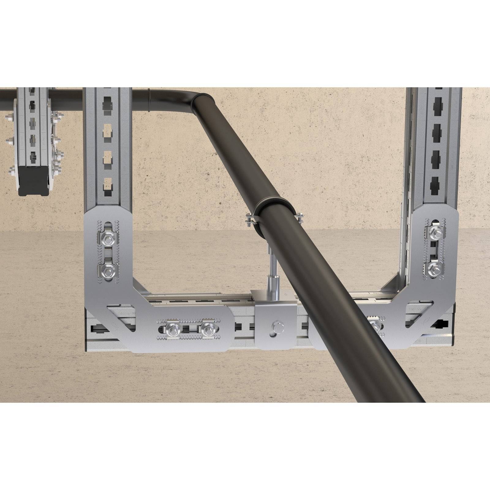 Eine Nahaufnahme eines Metallbefestigungssystems, das eine schwarze Röhre an einer beigen Wand sichert und tragende Strukturkomponenten zeigt.