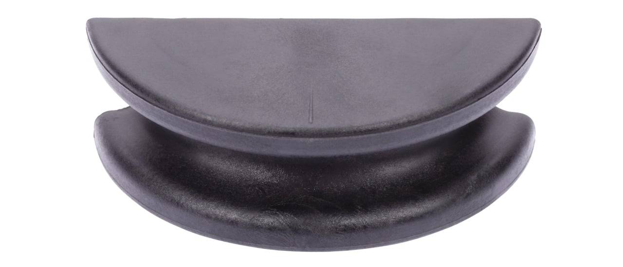 Eine Nahaufnahme eines gekrümmten, strukturierten Objekts mit einer glatten Oberfläche, das aus Leder oder einem ähnlichen Material zu bestehen scheint.