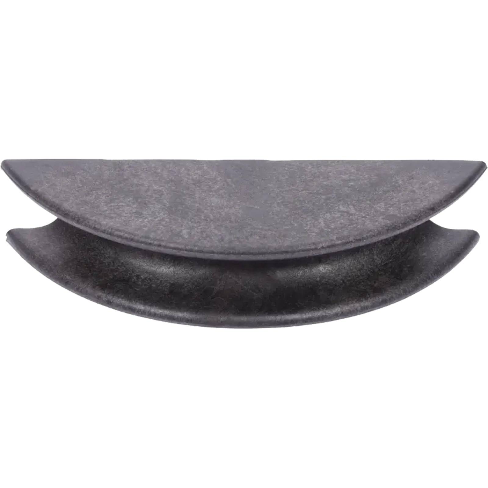 Ein dunkler, geschwungener Griff mit matter Oberfläche, geformt wie zwei aufeinander gestapelte Halbkreise.