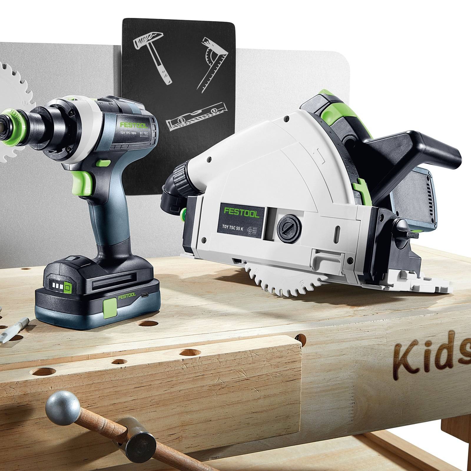 Elektrowerkzeuge, einschließlich einer Bohrmaschine und einer Kreissäge, werden auf einer Werkbank neben einer Holzschnitzerei mit der Aufschrift 