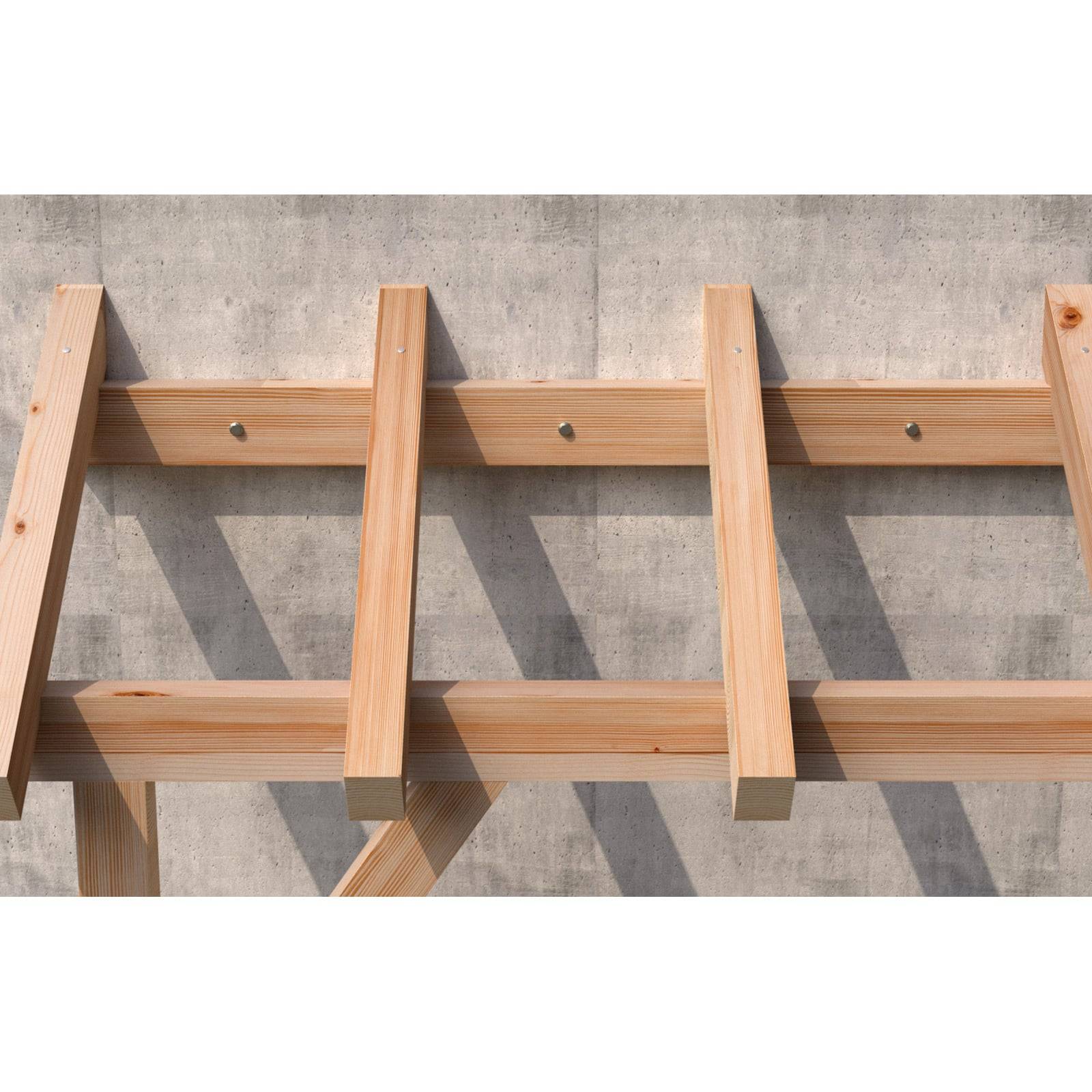 Holzbalken, die an einer Betonwand befestigt sind und einen Konstruktionsrahmen oder eine Stützstruktur veranschaulichen.