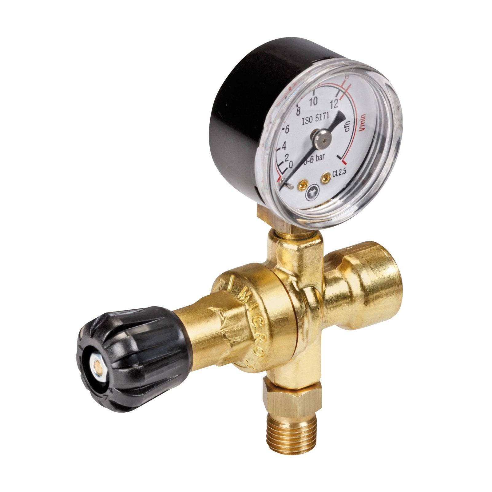 Ein Manometer aus Messing mit einem schwarzen Knopf und Zifferblatt, das Druckmessungen in Bar und PSI anzeigt. Verwendet zur Messung und Regulierung von Druckniveaus.