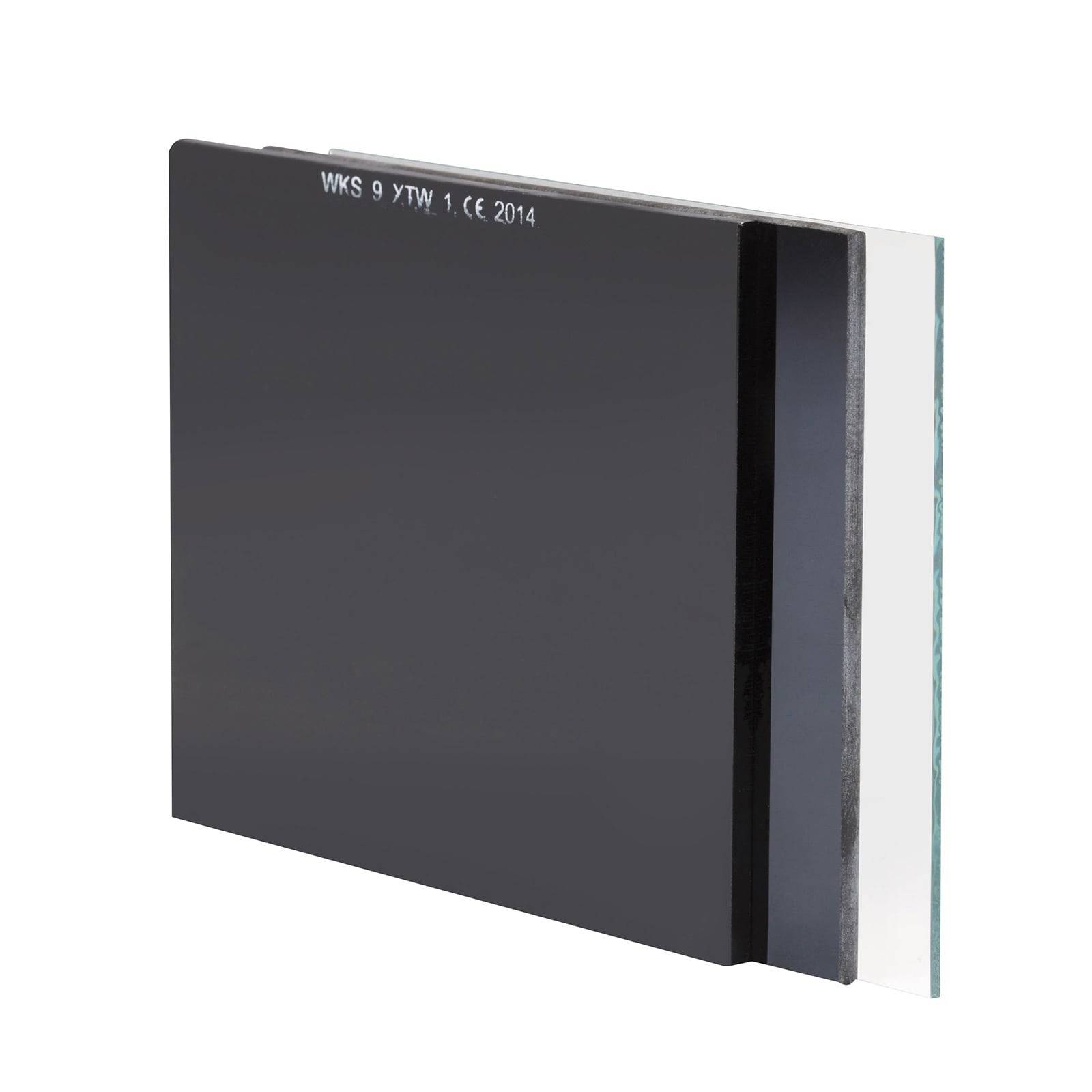 Ein rechteckiger schwarzer Block mit weißer Beschriftung 'WKS 9 YTW 1 CE 2014' und einer dünnen weißen Schicht an einer Seite, höchstwahrscheinlich ein Materialprobekörper.