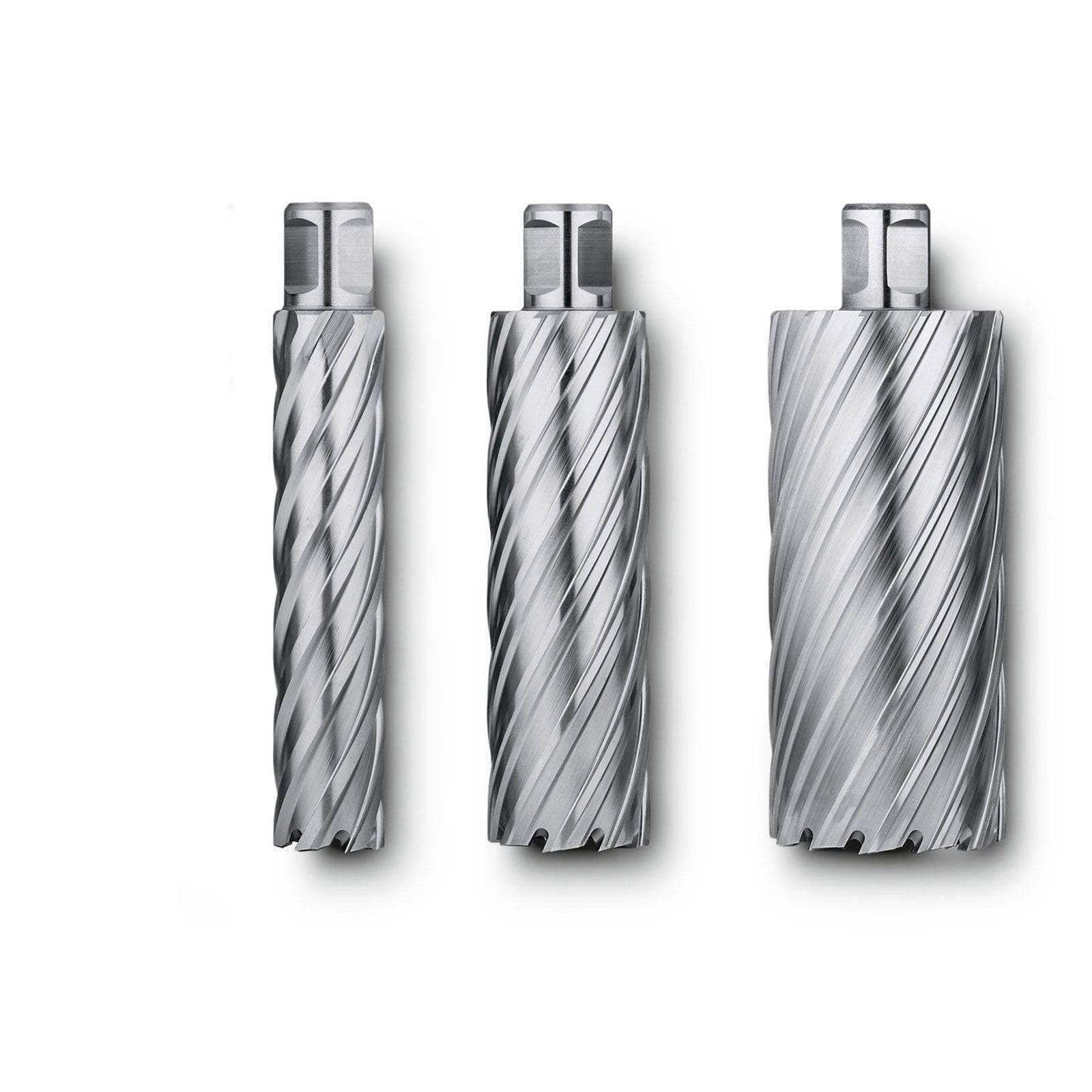 Drei metallische, zylindrische Schneidwerkzeuge unterschiedlicher Größen mit Spiralrillen, wahrscheinlich für Bohr- oder Bearbeitungszwecke verwendet.