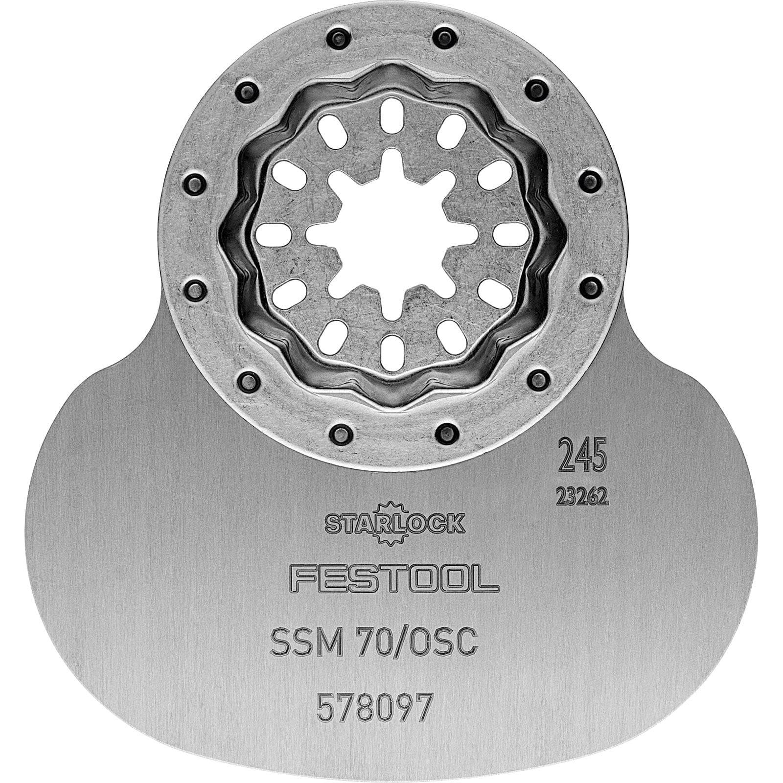 Festool SSM 70/OSC 578097' Starlock-Oszillierendes Werkzeug-Sägeblatt, metallisch mit zentraler zahnradförmiger Aussparung, eingravierte Produktdetails sichtbar.