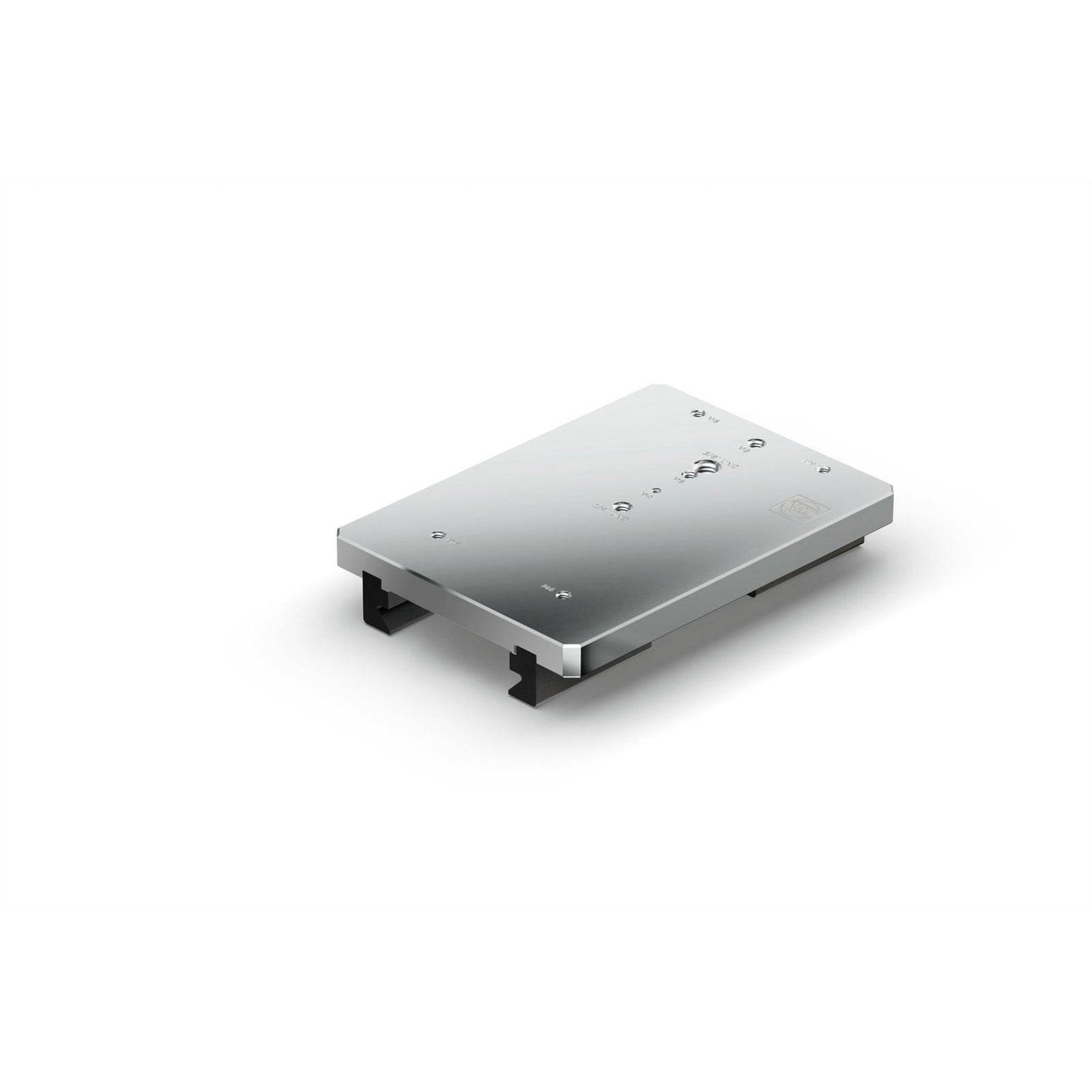 Silberne metallische Laptop-Kühlunterlage mit schwarzen Kunststoffständern, in einer Dreiviertelansicht auf einem schlichten weißen Hintergrund gesehen.