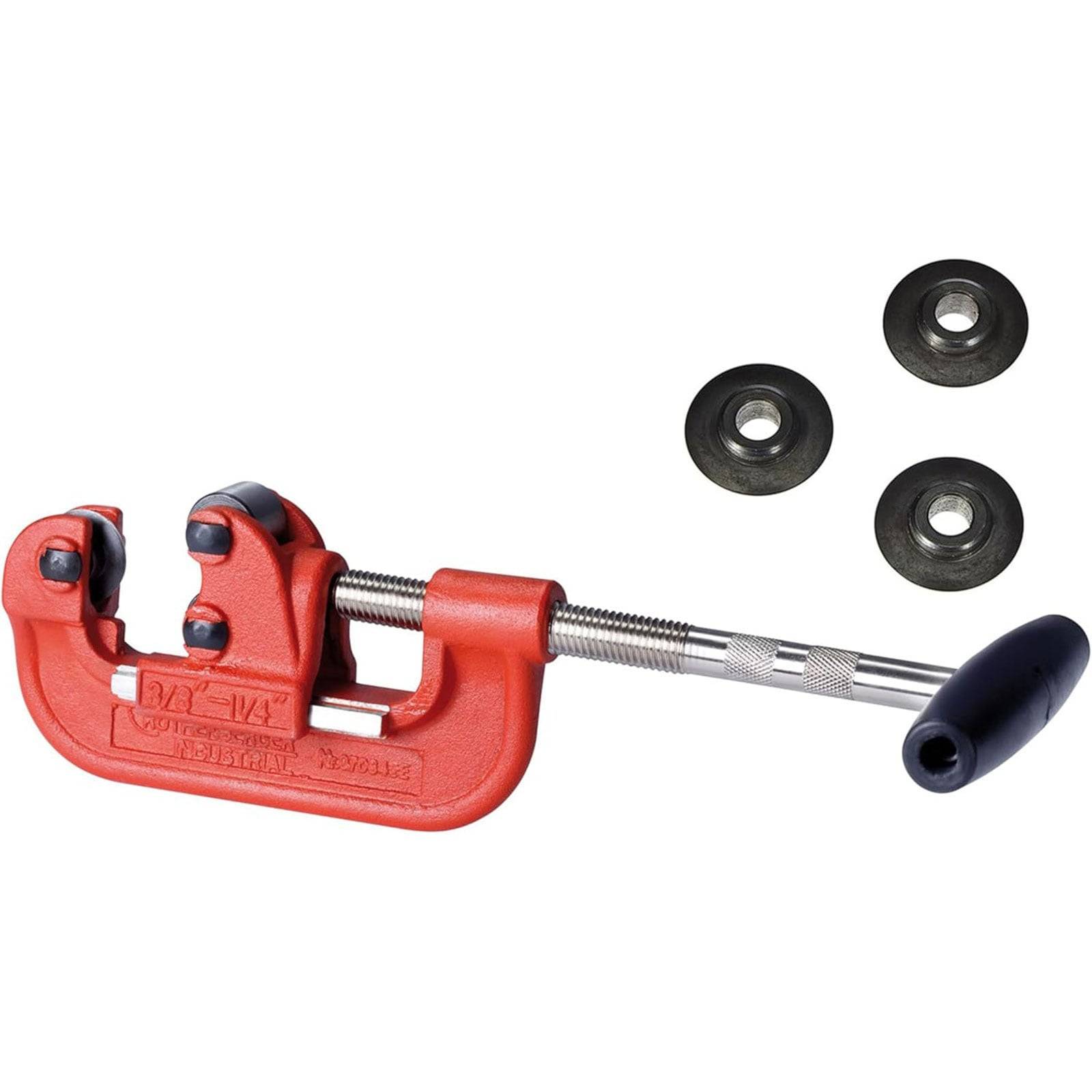 Ein roter Rohrabschneider mit einem Metallgriff und drei schwarzen Ersatzklingen daneben.