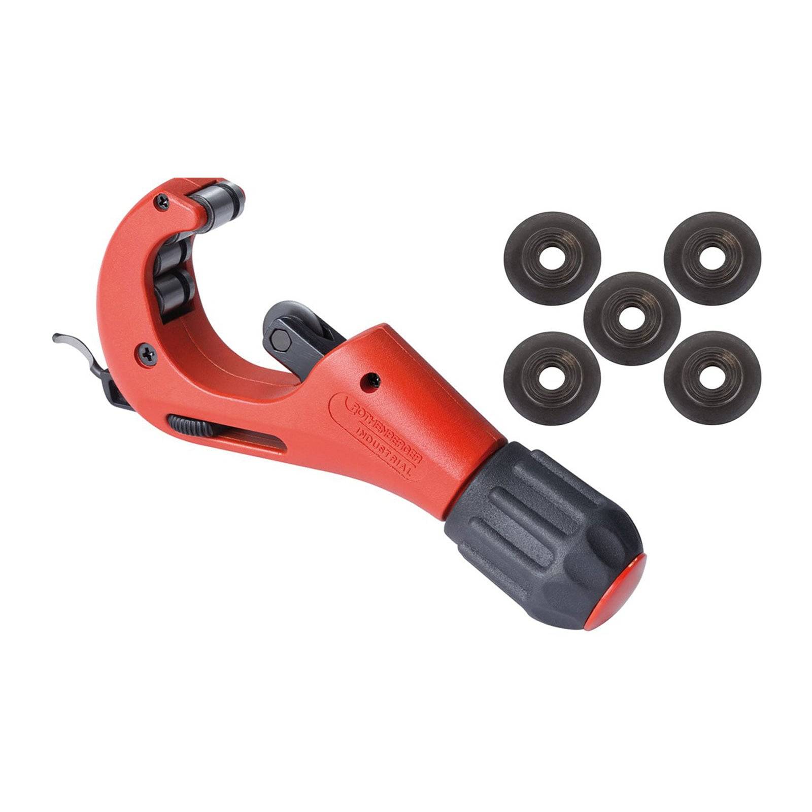 Ein roter Rohrabschneider mit einem schwarzen Einstellknopf, der neben fünf kreisförmigen Ersatzklingen positioniert ist, wird zum sauberen Schneiden von Rohren verwendet.