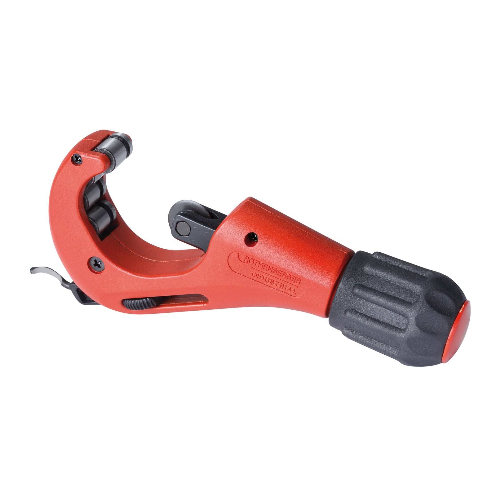 Ein roter und schwarzer Rohrschneider mit Drehvorrichtung und ergonomischem Griff, der zum Schneiden von Metall-Rohren oder -Schläuchen verwendet wird, isoliert auf weißem Hintergrund.