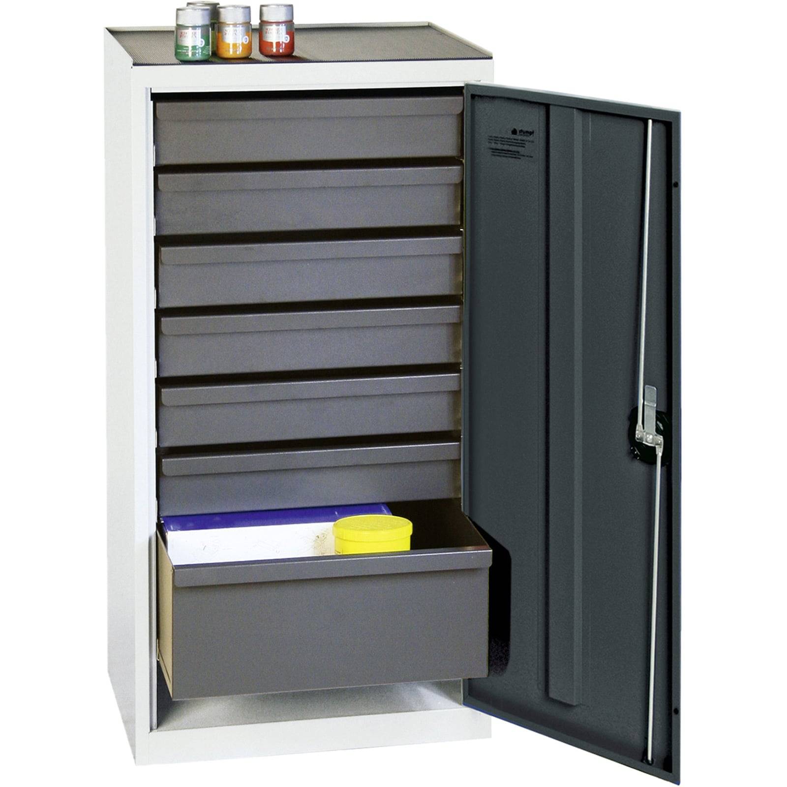 Metallschrank mit einer geöffneten Tür, in der mehrere Schubladen zu sehen sind, eine Schublade ist teilweise geöffnet und zeigt Ordner und Büromaterial. Drei Behälter stehen auf der Oberfläche.