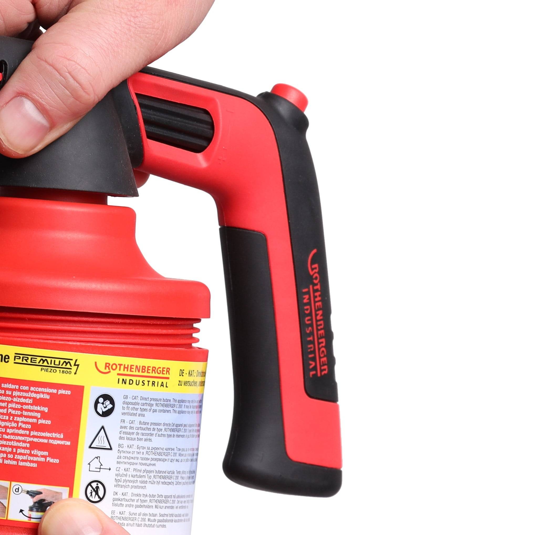 Eine Person hält ein rotes und schwarzes Industriewerkzeug mit der Aufschrift 