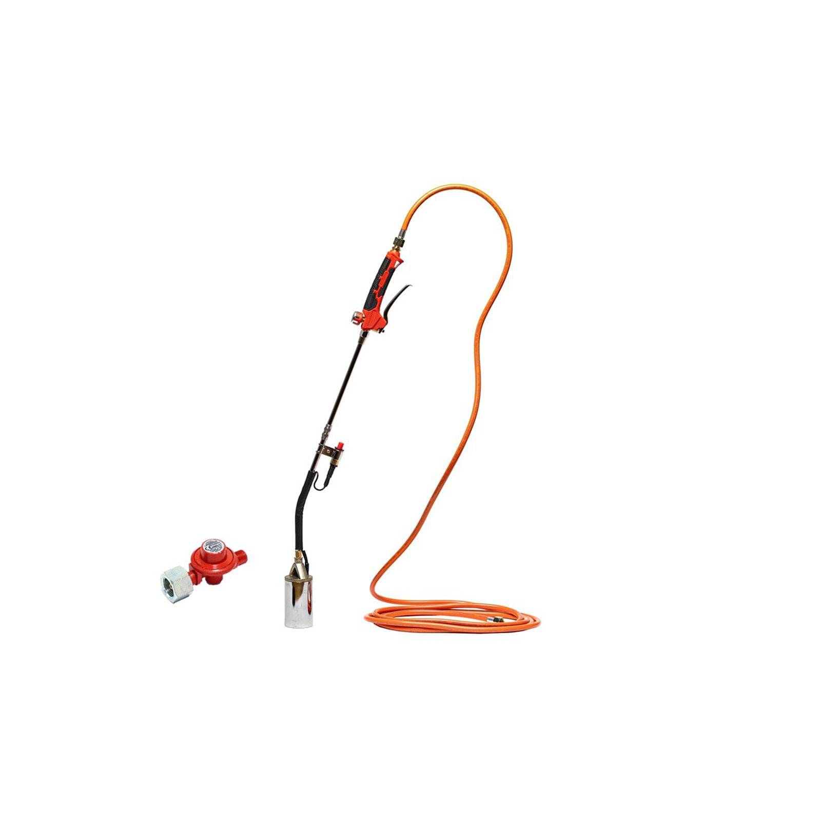 Eine langstielige Gartenfackel mit einem angeschlossenen orangefarbenen Schlauch und einem Gasregler, die zum Verbrennen von Unkraut oder für andere Outdoor-Aufgaben verwendet wird.