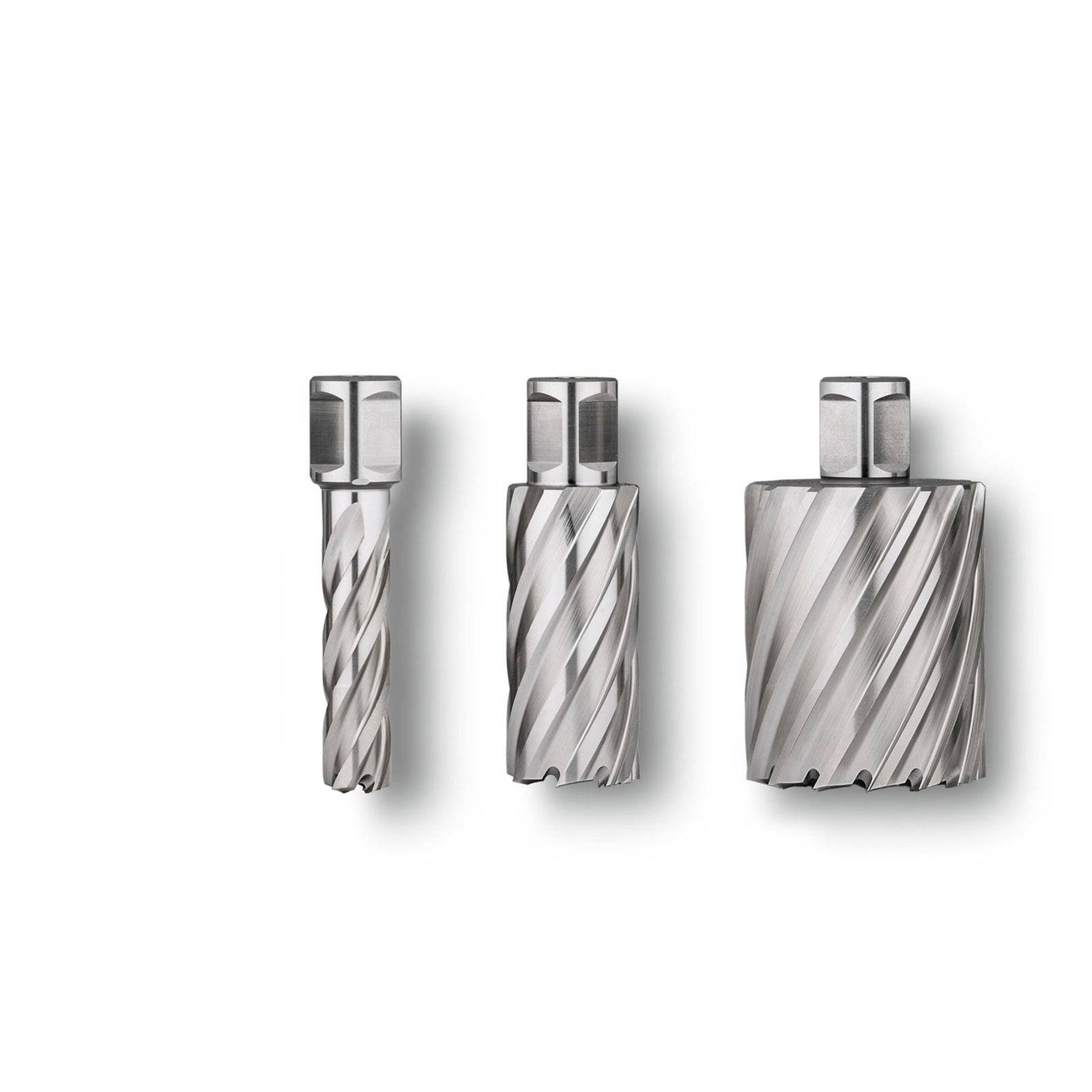 Drei Edelstahlobjekte von unterschiedlicher Höhe und verschlungenen Designs werden vor einem schlichten weißen Hintergrund präsentiert.