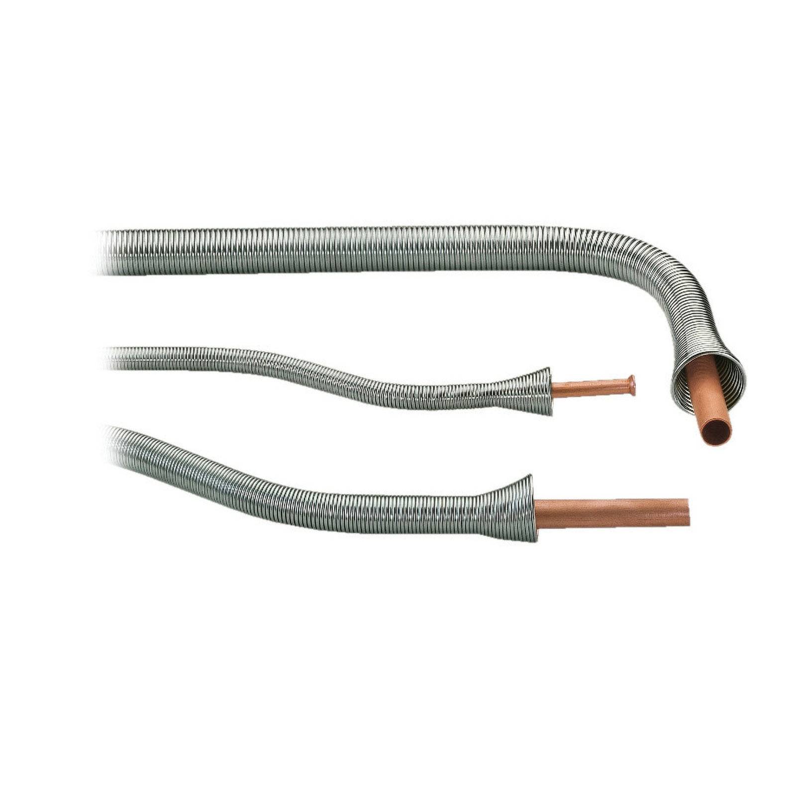 Drei flexible Metallrohre mit Kupferenden, eines im rechten Winkel gebogen. In der Sanitärtechnik verwendet, um Rohrleitungsgeräusche und -vibration zu verhindern.