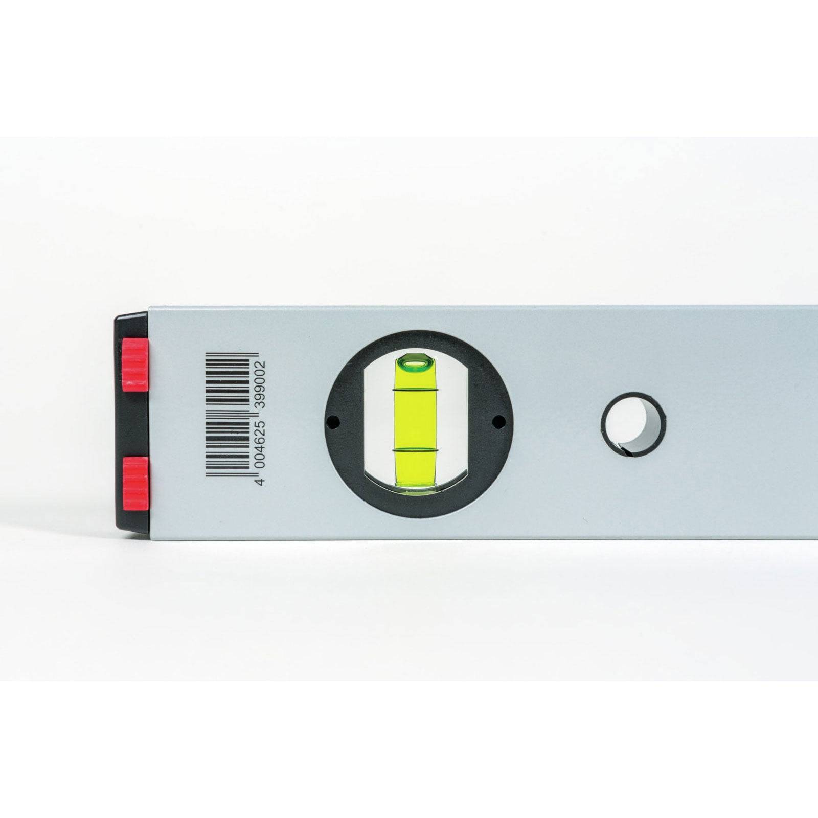 Eine graue Wasserwaage mit einer zentrierten gelben Luftblase, die auf einer weißen Oberfläche ruht. Rote Einstellungsknöpfe sind am linken Ende sichtbar.