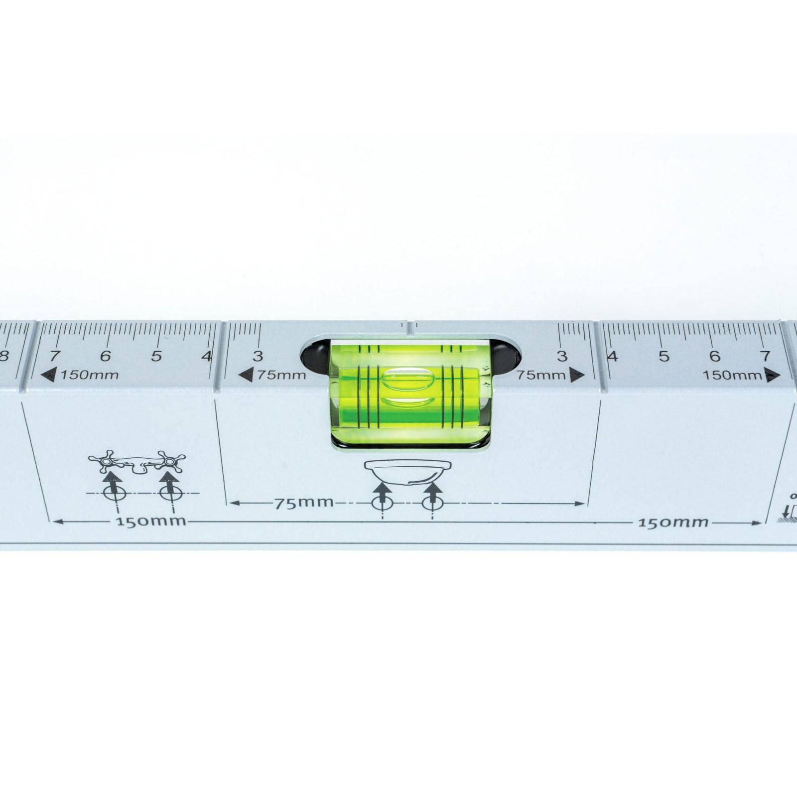 Ein Metalllineal mit einer Wasserwaage in der Mitte. Das Lineal zeigt Maßstäbe in Zentimetern und Millimetern, die von 0 bis 150 mm reichen.