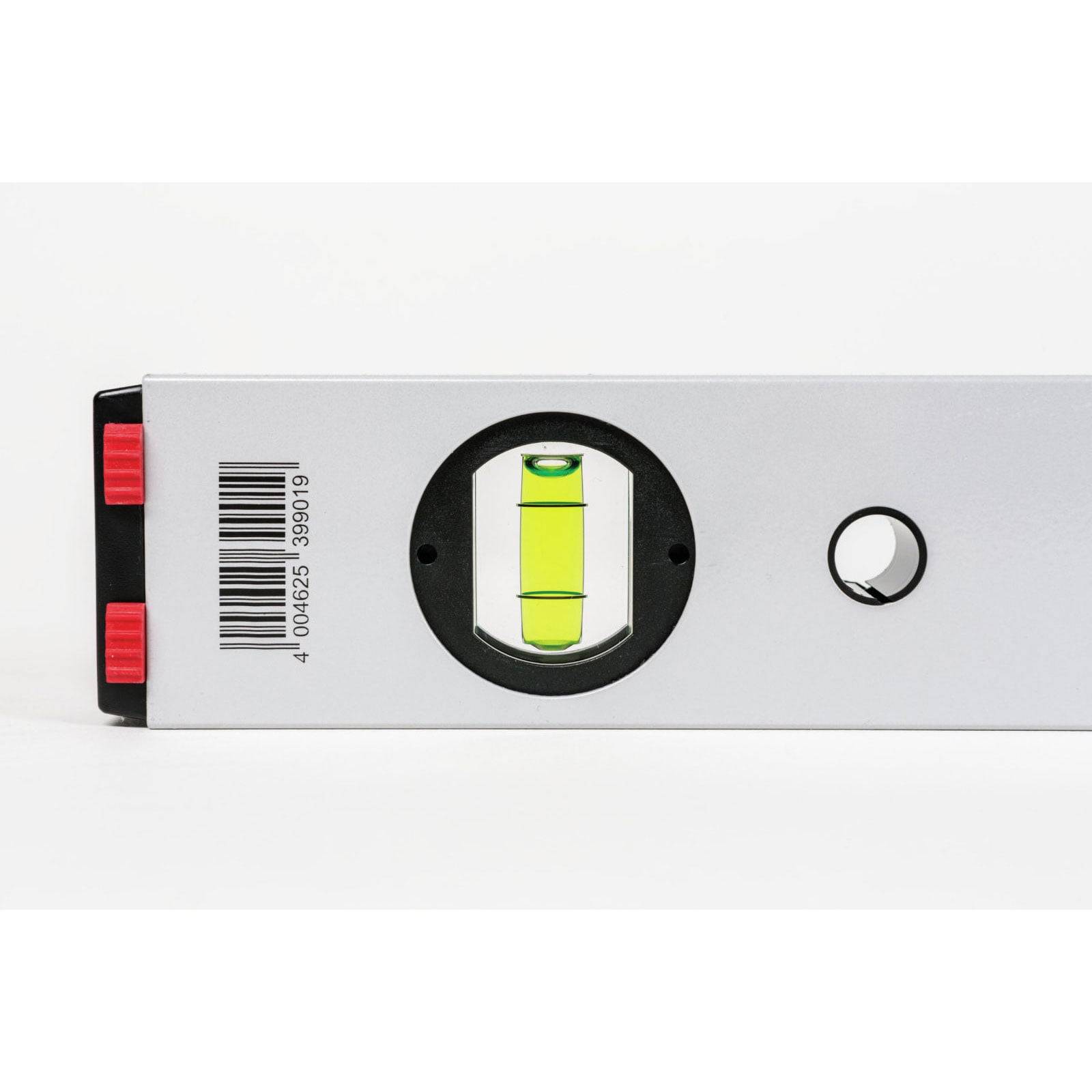 Eine Nahaufnahme einer grauen Wasserwaage mit einer zentrierten Blase in der Libelle, was darauf hindeutet, dass sie ausgerichtet ist. Barcode und rote Einstellknöpfe sind sichtbar.