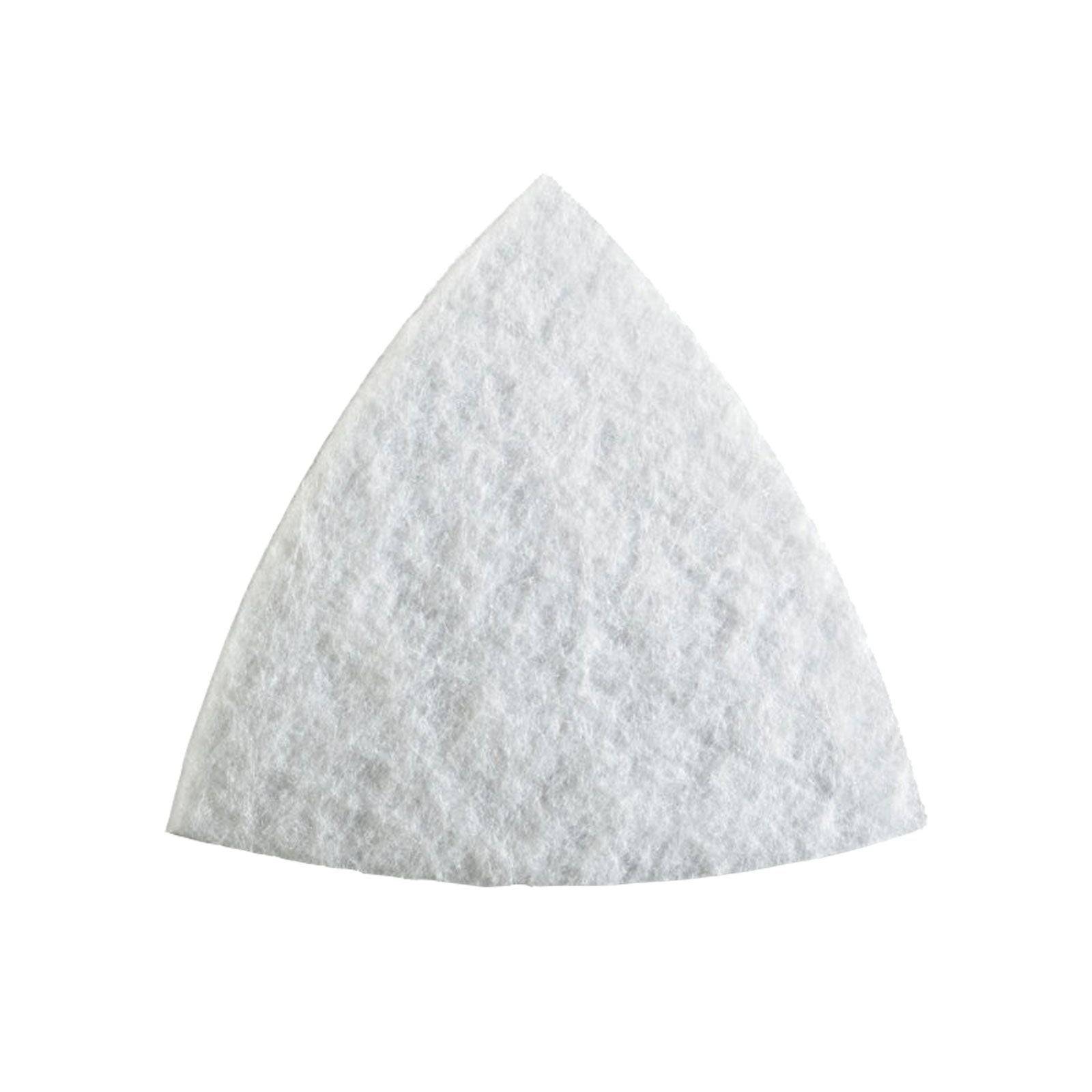 Ein dreieckiges weißes Filzpolster wird vor einem weißen Hintergrund gezeigt.