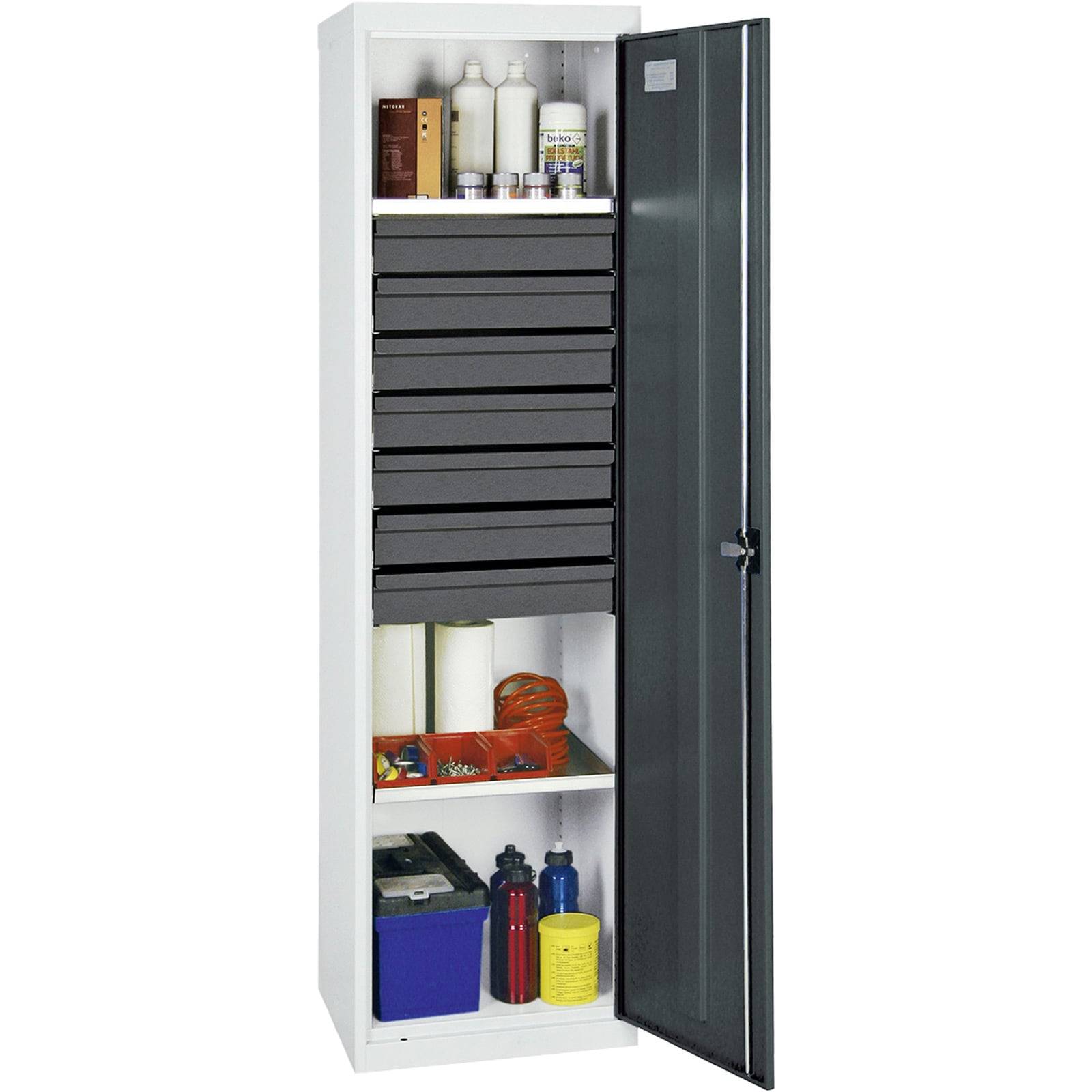 Hoher Metallschrank mit einer offenen Tür, der Regale mit verschiedenen Behältern, Flaschen und einer Werkzeugkiste zur Aufbewahrung und Organisation offenbart.