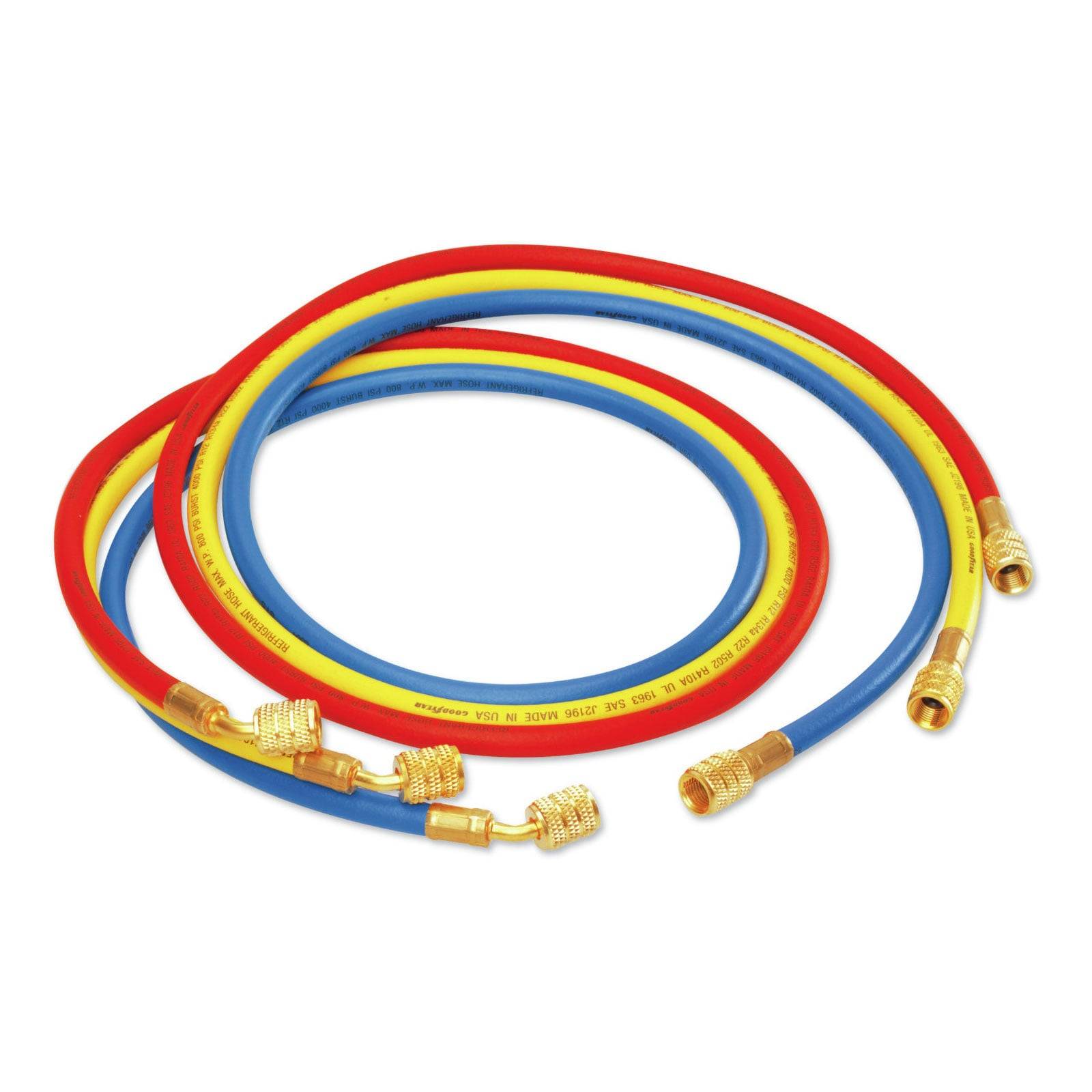 Rote, gelbe und blaue Kältemittelschläuche mit Messingfittings, zusammengewickelt, werden üblicherweise für HVAC-Systeme und Wartungsaufgaben verwendet.