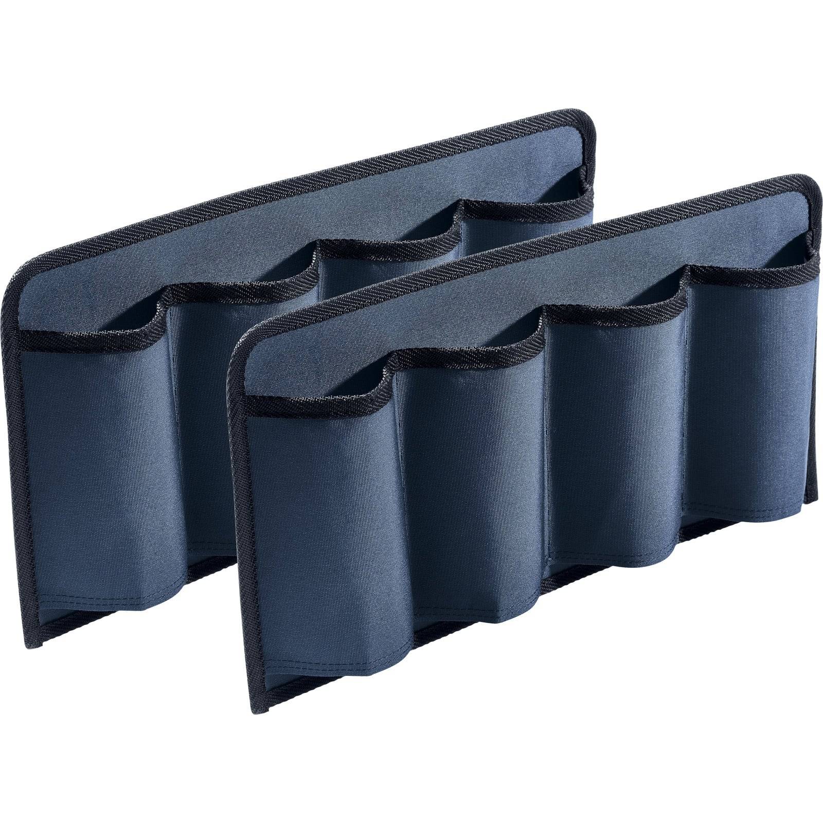 Ein blauer Stoff-Stuhlorganizer mit mehreren Taschen zum Verstauen von Gegenständen, der so gestaltet ist, dass er über die Armlehne eines Stuhls gehängt werden kann.