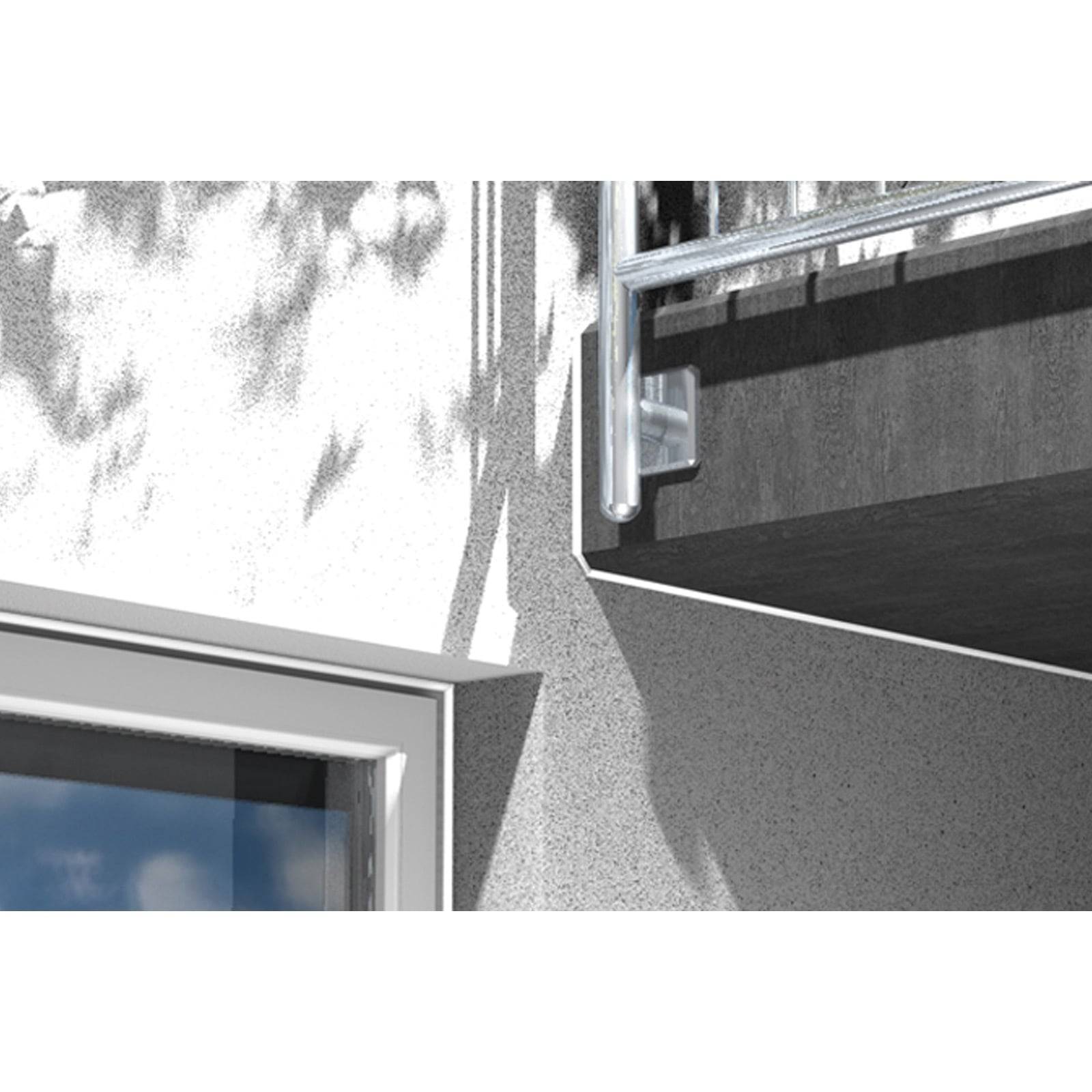 Ein modernes Geländer aus Glas und Metall auf einem Gebäudebalkon, das Schatten auf eine weiße Wand wirft.