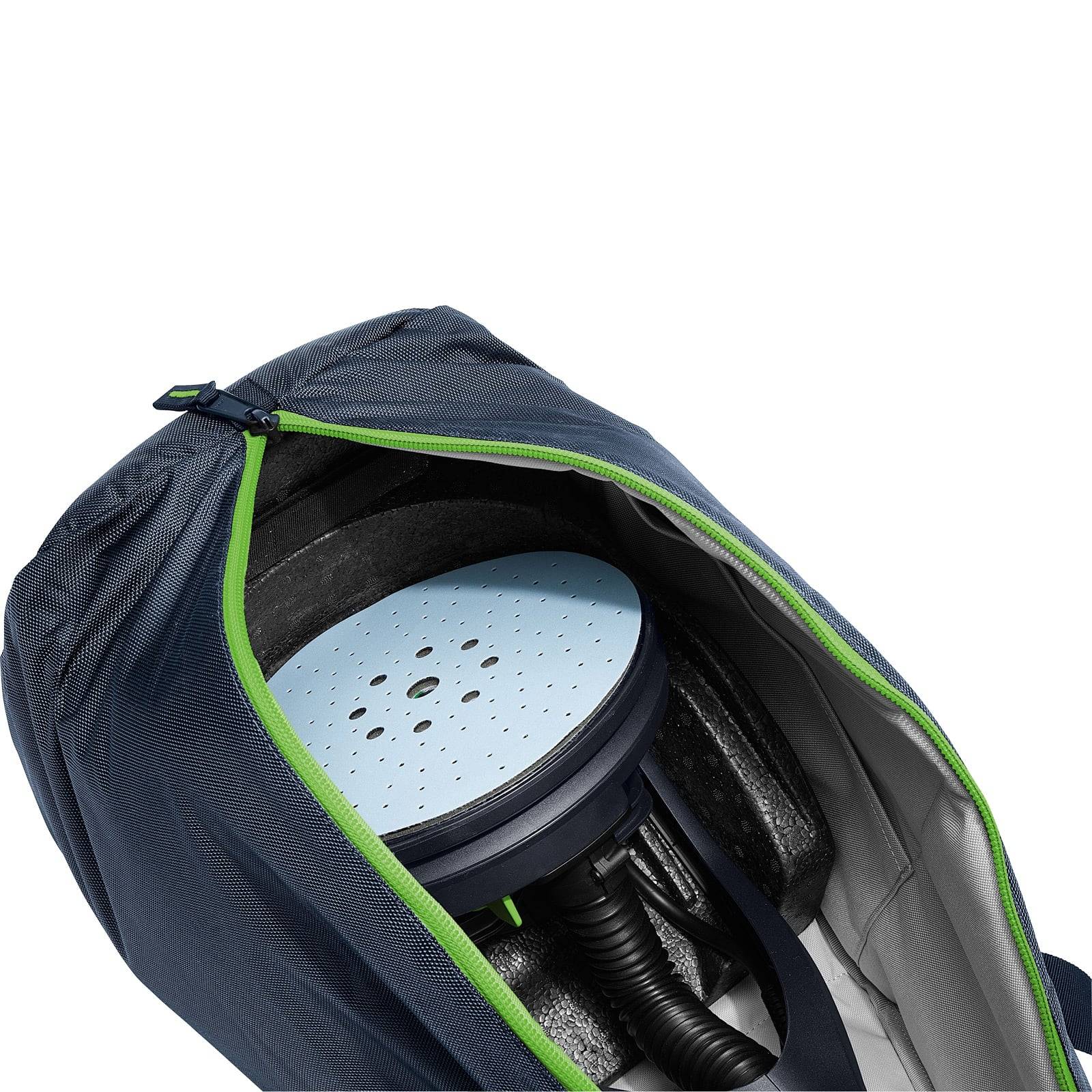Eine Nahaufnahme einer dunkelblau-farbenen Tasche, die teilweise geöffnet ist, gibt einen Blick auf einen verstauten Exzenterschleifer frei und zeigt dessen blaue Schleifplatte und schwarzen Griff im Inneren.