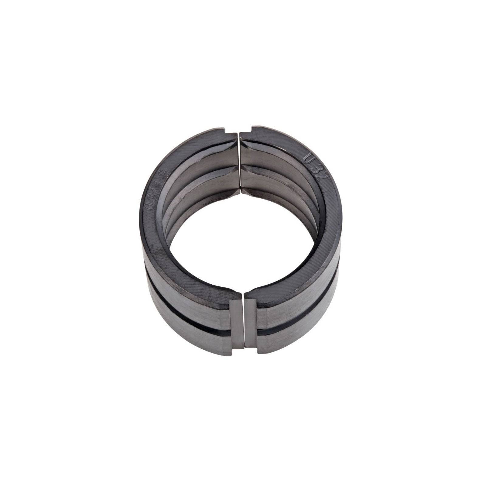 Ein Metallspaltring mit drei Schlitzen und einer kleinen Öffnung, der in industriellen Anwendungen verwendet wird, typischerweise als Kupplung oder Verbinder.