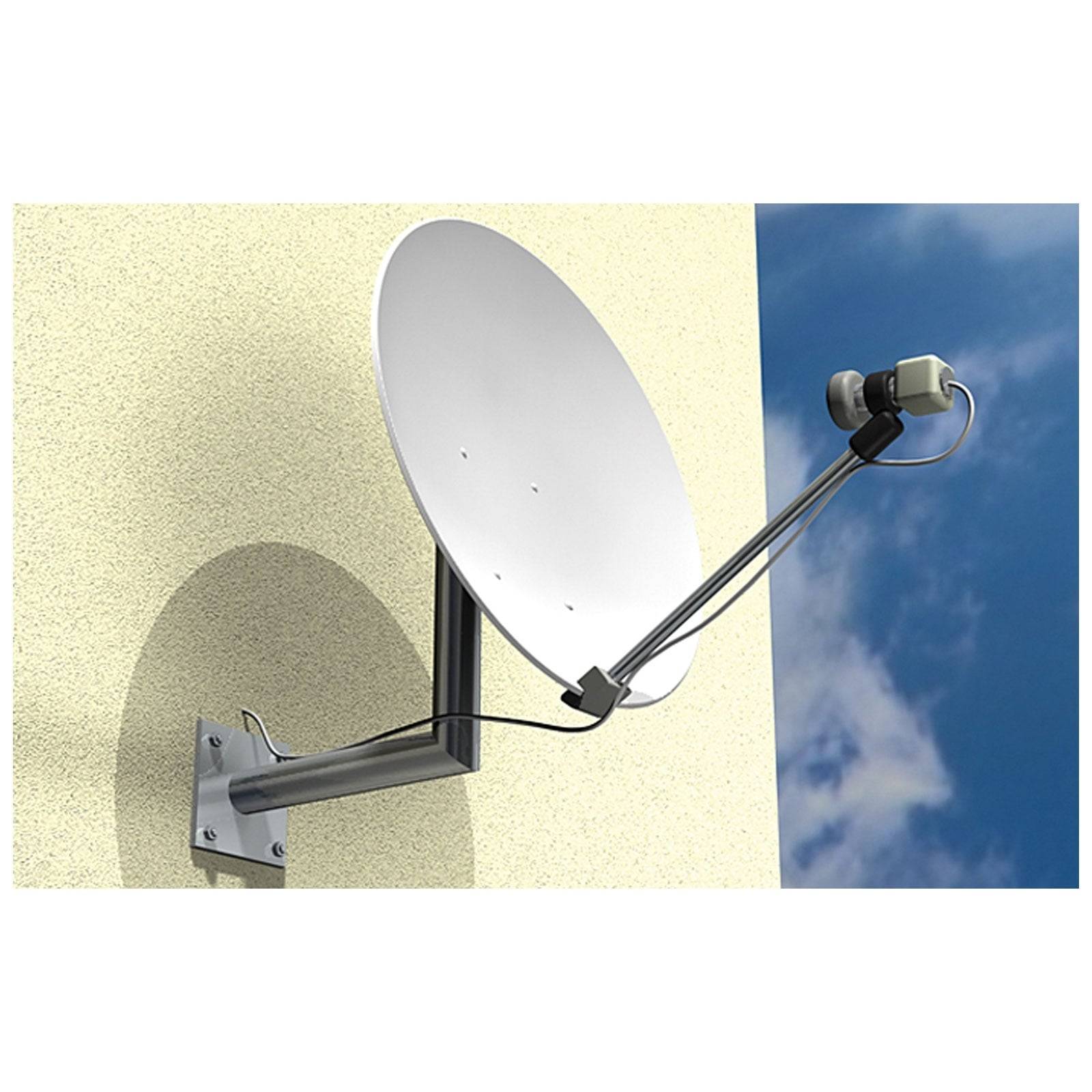 Eine Satellitenschüssel, die an einer cremefarbenen Wand vor blauem Himmel montiert ist und nach oben zeigt, wahrscheinlich zur Fernsehsignalempfang verwendet.