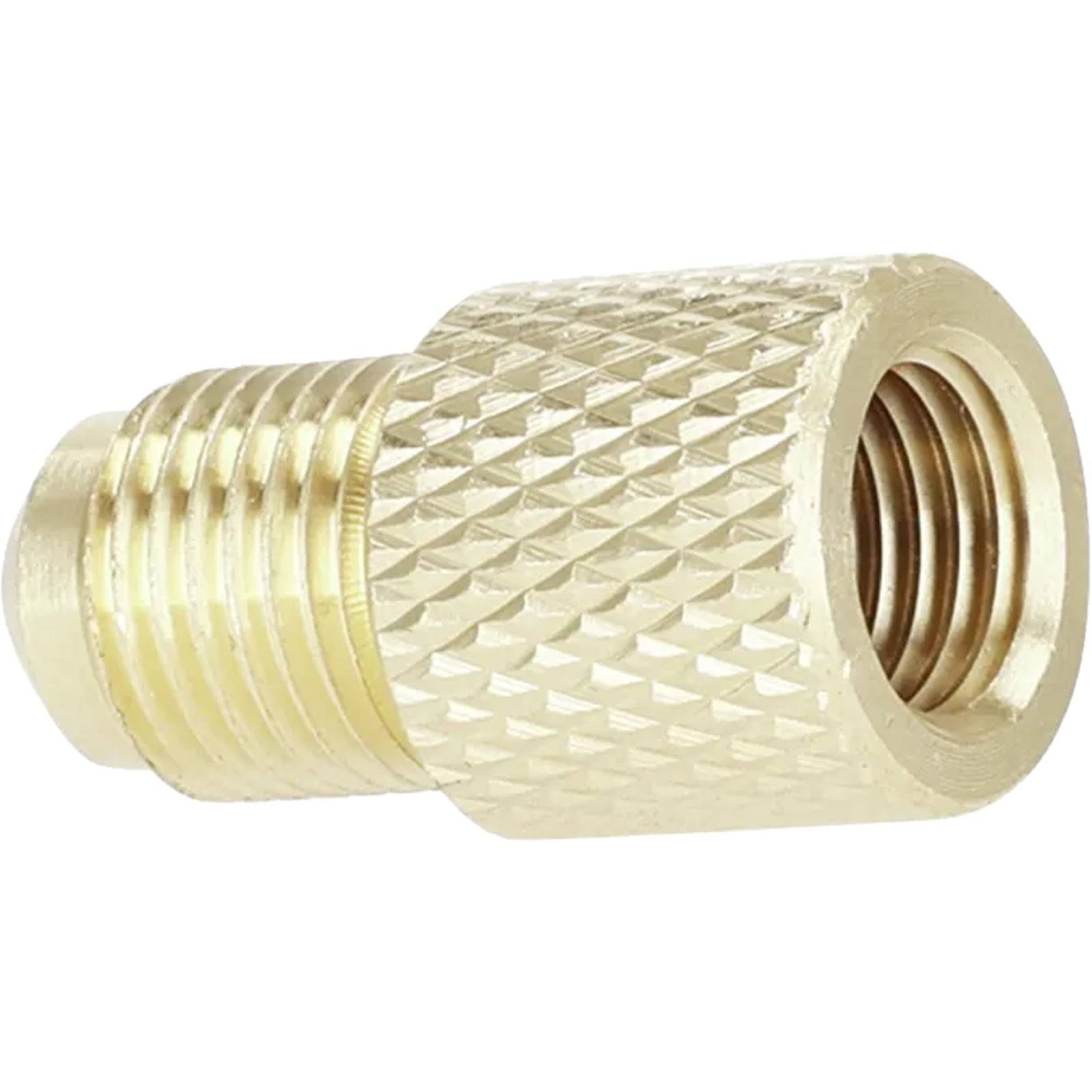 Ein Ventil-Adapter aus Messing mit gerillter Textur, entwickelt zum Aufpumpen von Fahrzeugreifen, vor einem weißen Hintergrund dargestellt.