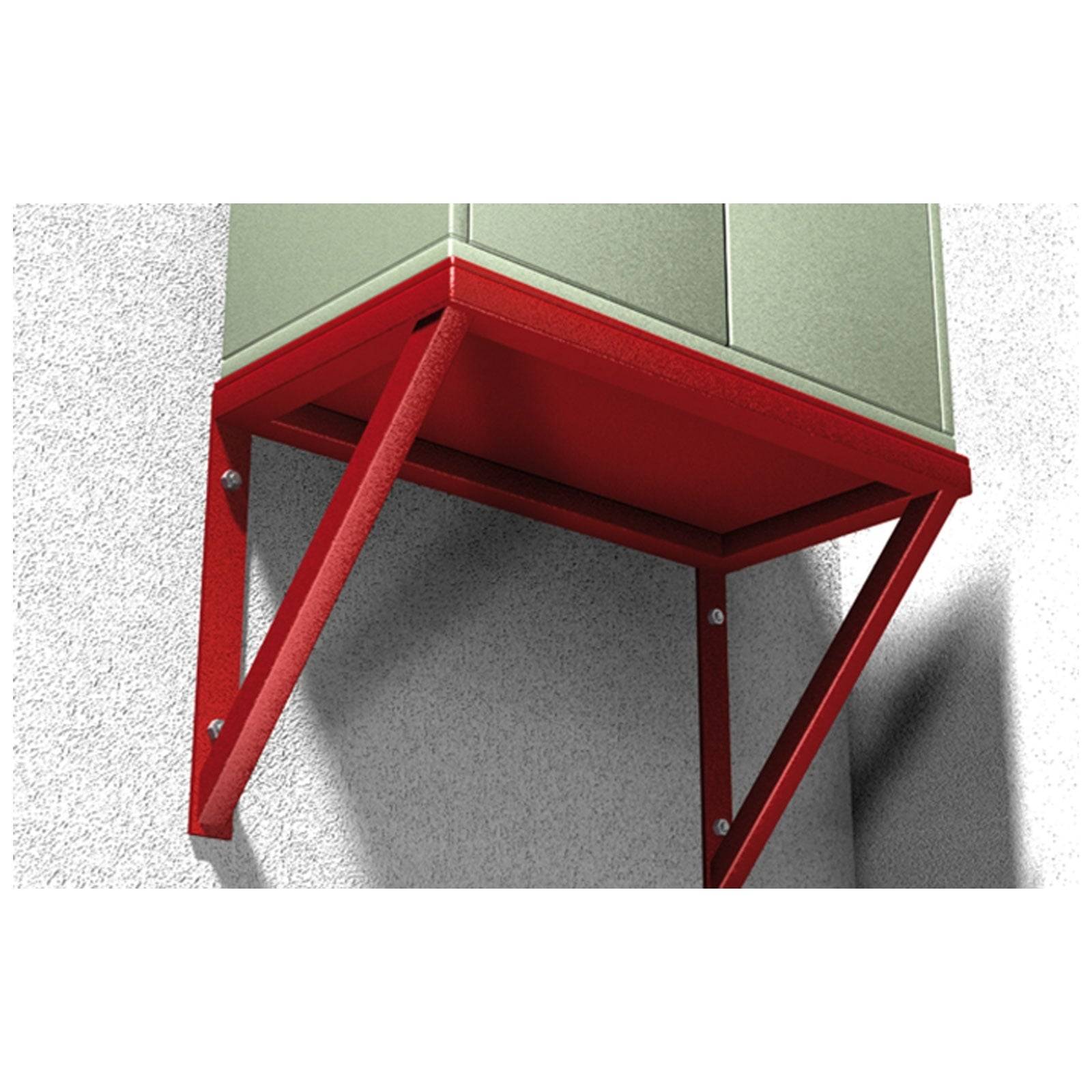Eine rote Metallhalterung, die an einer Wand befestigt ist, trägt einen Schrank. Die Halterung verfügt über dreieckige Seitenstreben und ist mit Schrauben befestigt.