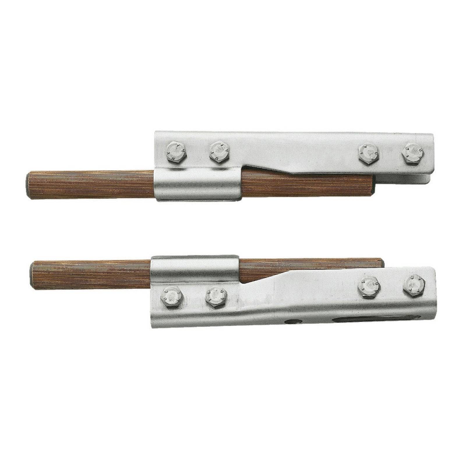 Zwei Holzstangen, teilweise in Metallhalterungen mit Schrauben eingefasst, horizontal positioniert. Dient zum Verbinden oder Befestigen.