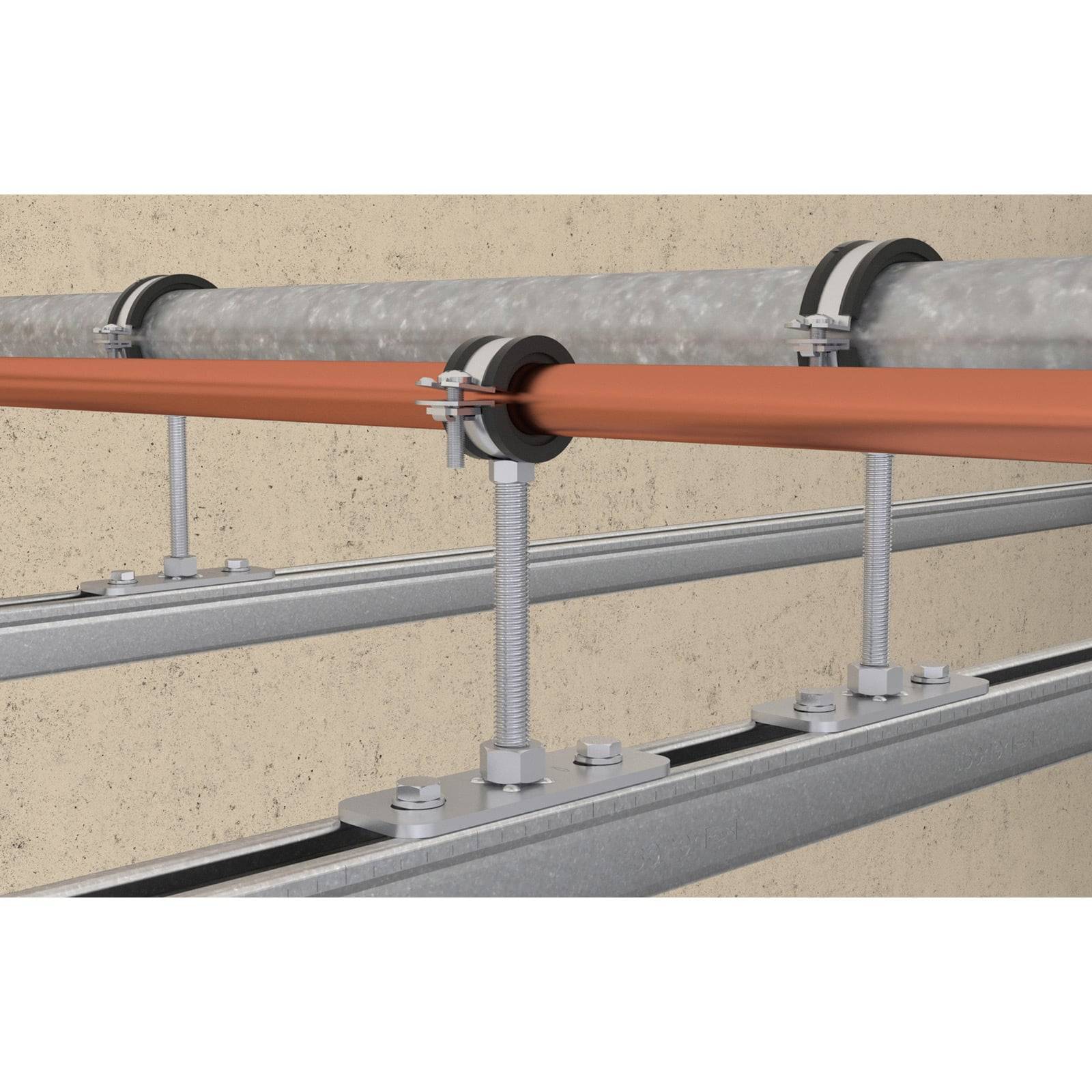 Rohre werden mit Metallhalterungen an einer Wand befestigt und durch einstellbare Gewindestangen für Stabilität in einer Baukonstruktion gestützt.