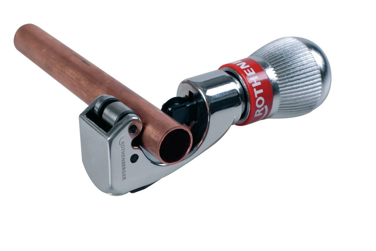 Ein silberner Rohrabschneider verriegelt sich auf einem Kupferrohr zum Schneiden und demonstriert Präzision und Funktionalität.
