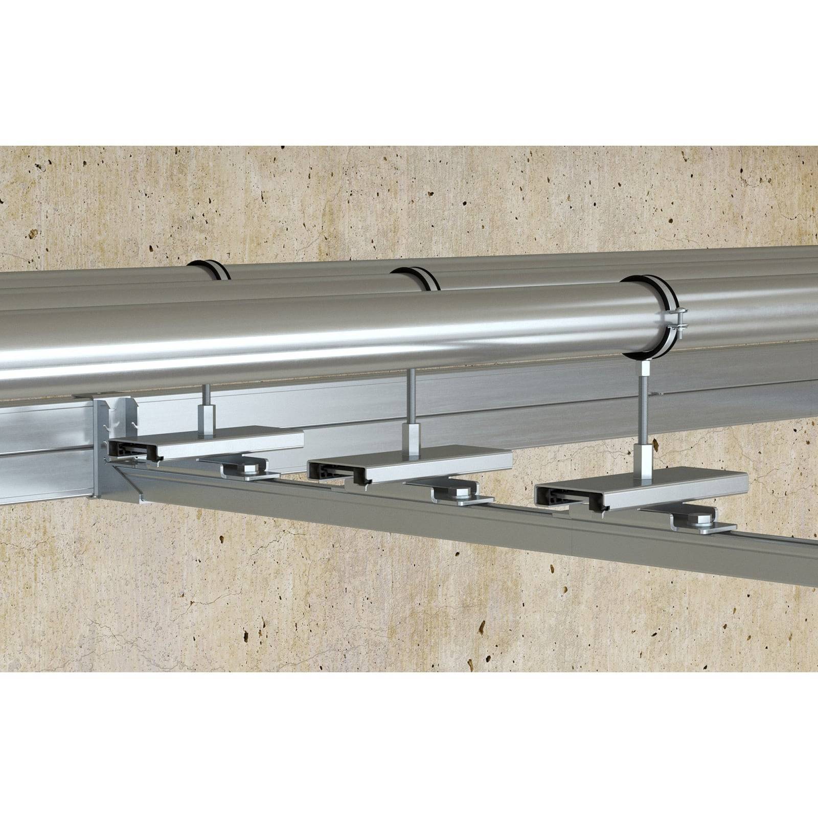 Stahlrohr, das von Halterungen an einer strukturierten Wand gestützt wird.