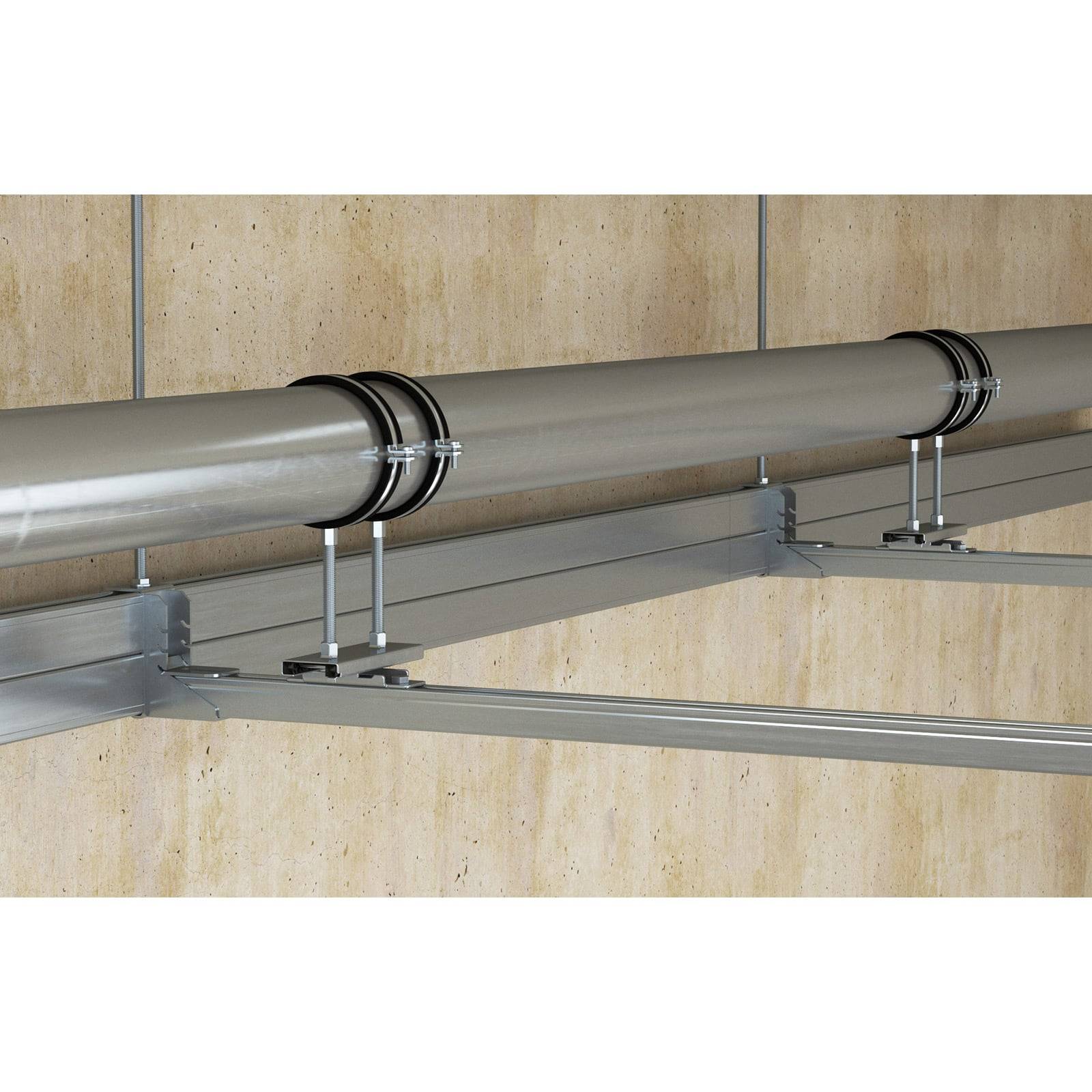 Metallrohr, das von Halterungen gestützt und an einer Holzwand befestigt ist. Zeigt einen Teil eines strukturellen Stützsystems in einem Innenraum.