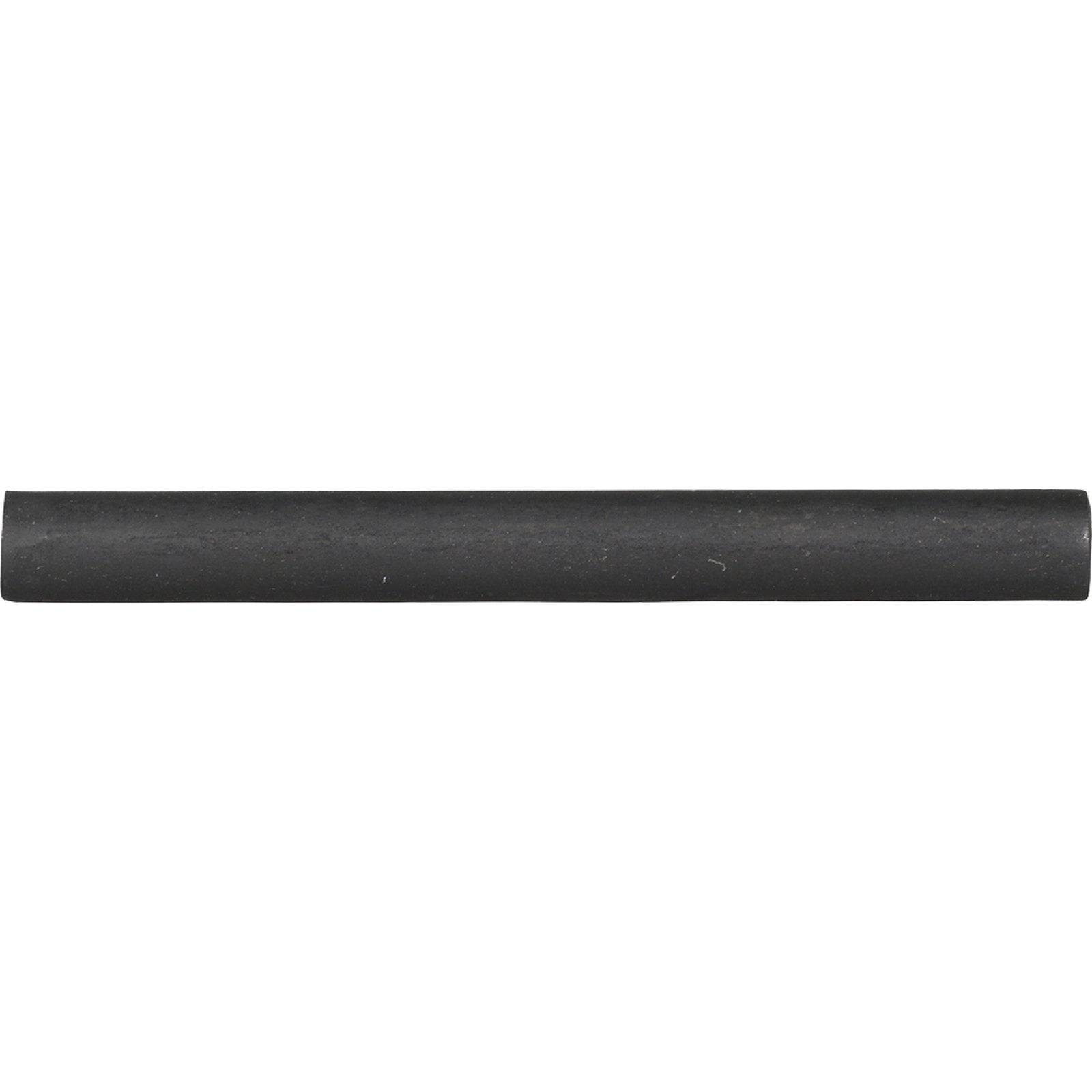 Eine einzelne schwarze zylindrische Gummistange liegt horizontal vor einem schlichten weißen Hintergrund.