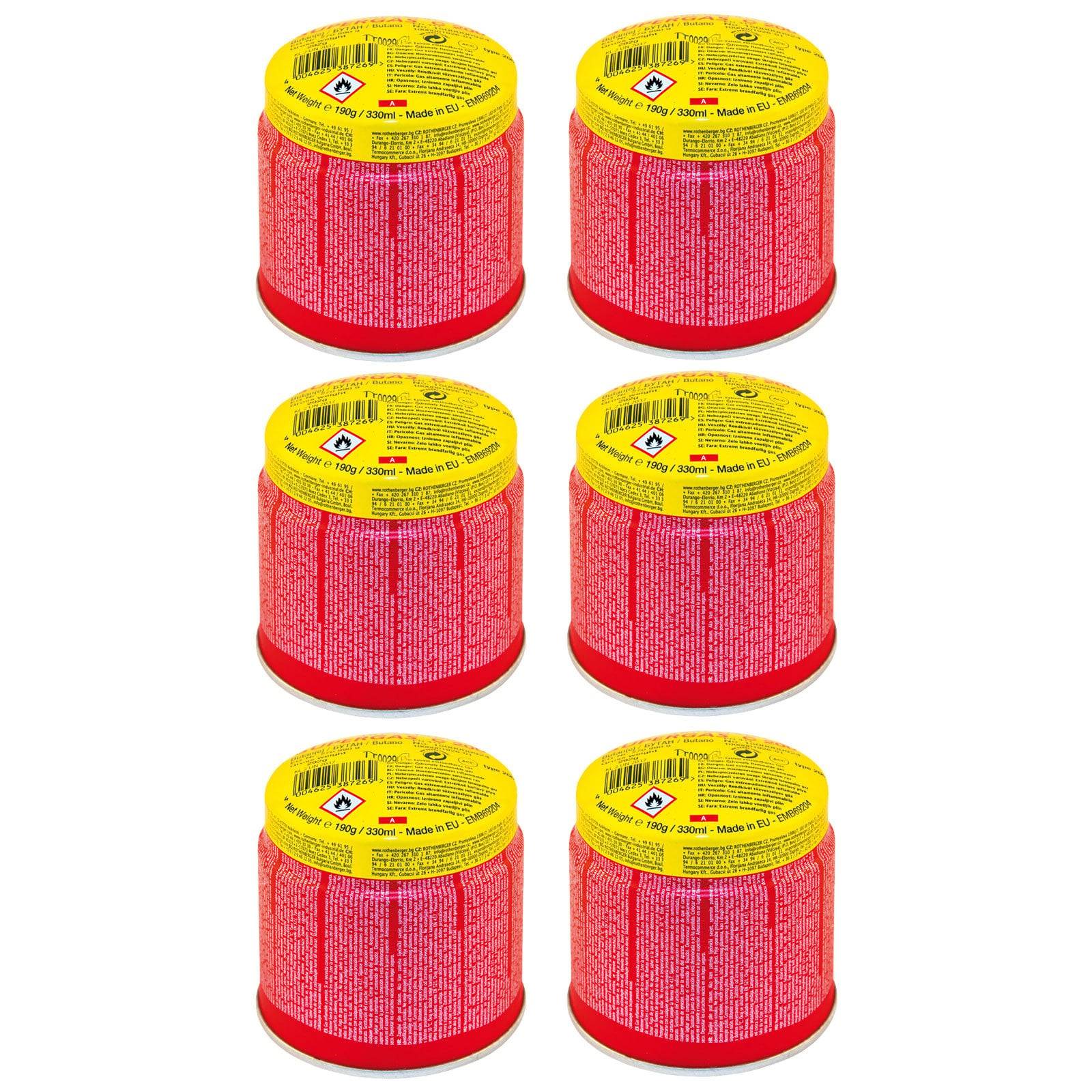 Sechs rote und gelbe Gasflaschen in zwei Reihen von je drei, jede mit Sicherheits- und Handhabungssymbolen gekennzeichnet.