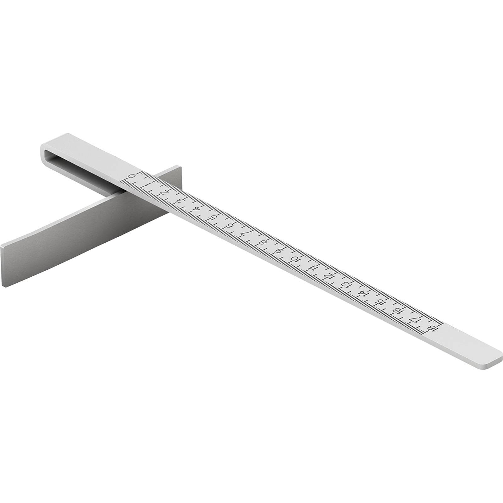 Ein schlanker, moderner silberner Lineal mit T-Quadrat-Design liegt auf weißem Hintergrund und zeigt metrische Messungen in Schwarz.