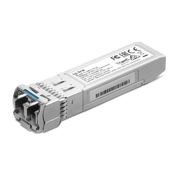 Metall-SFP-Transceiver-Modul mit Ethernet-Port-Stecker auf weißem Hintergrund.