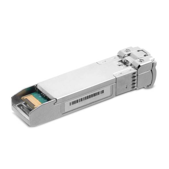 Nahaufnahme eines Metall-SFP-Transceiver-Moduls mit freiliegenden Steckerstiften, das für Netzwerk- oder Glasfaserverbindungen verwendet wird.