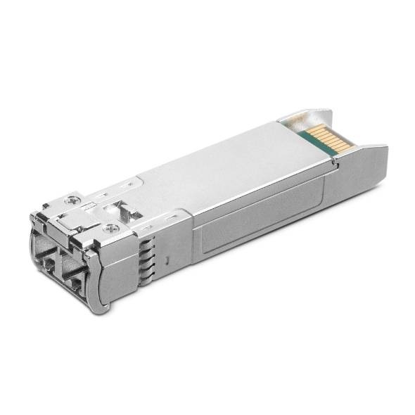 Metallisches SFP-Transceiver-Modul für die Glasfaser-Netzwerkverbindung, isoliert auf weißem Hintergrund dargestellt.