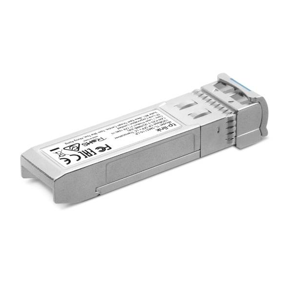 Silbernes optisches Transceiver-Modul mit Etikett, isoliert auf weißem Hintergrund dargestellt.