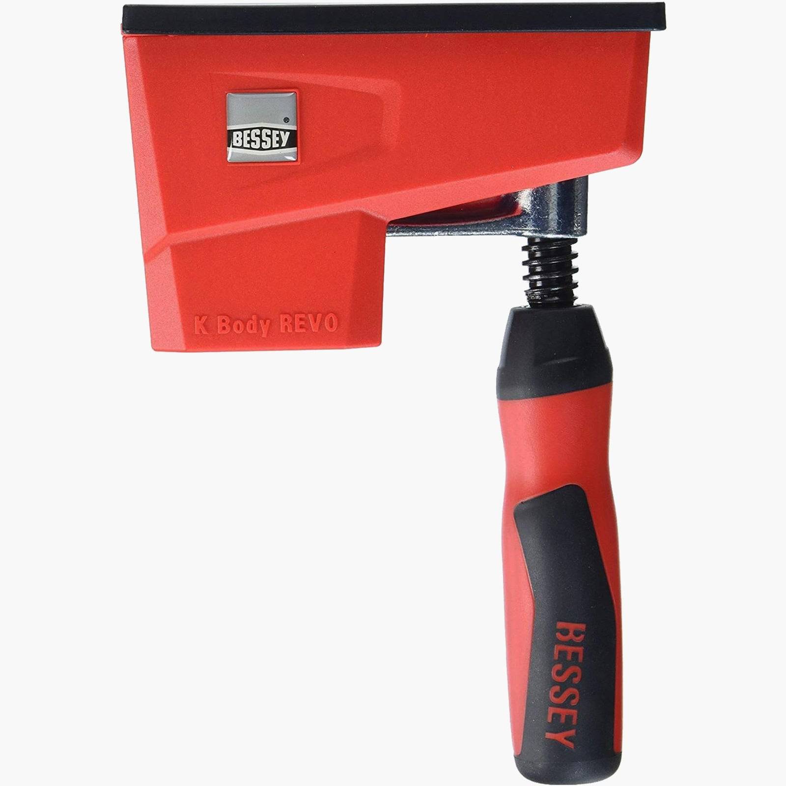 Eine rote und schwarze Bessey K Body REVO Schraubzwinge, entwickelt für Holzarbeiten, mit großer Klemmfläche und ergonomischem Griff für einfache Handhabung.