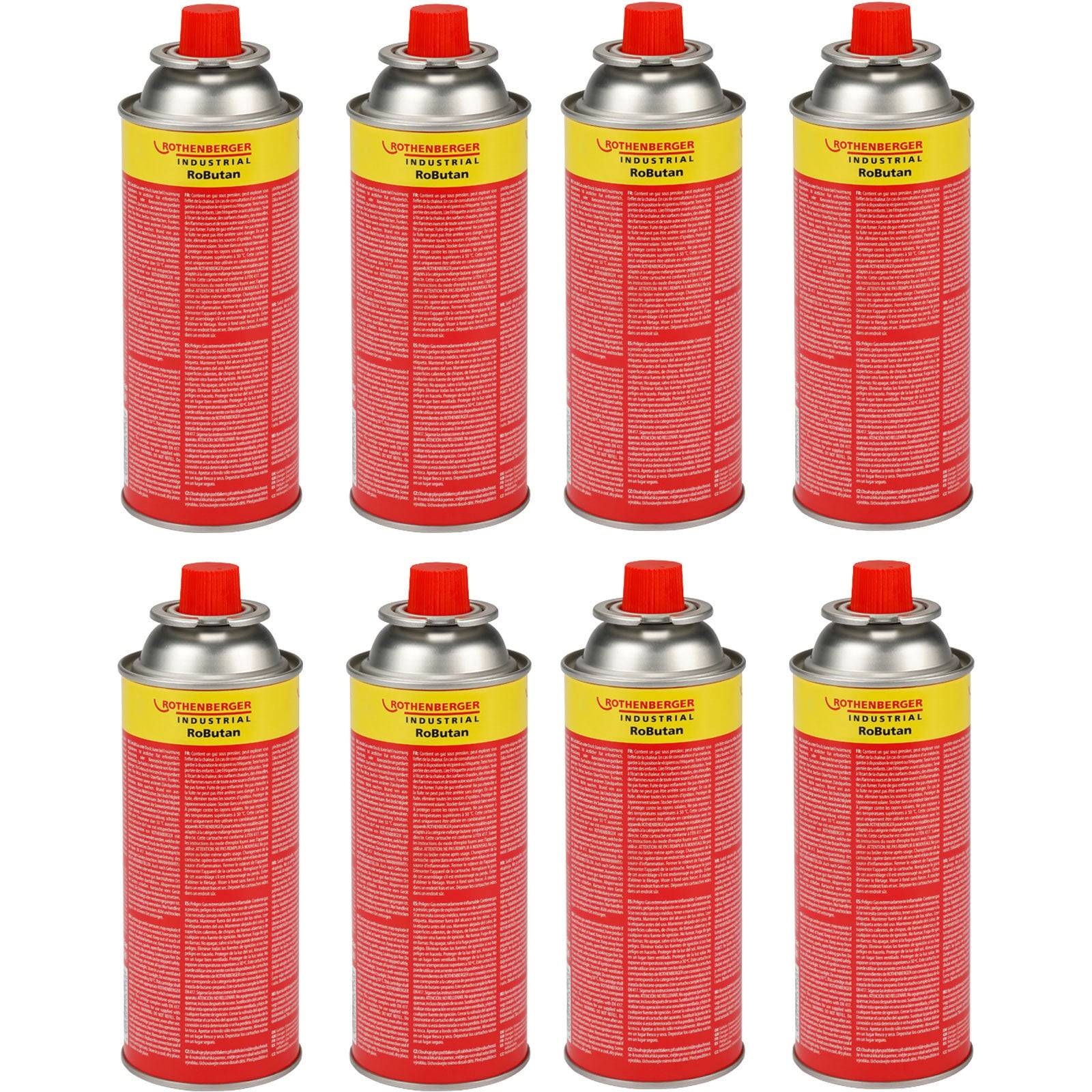 Acht rote und gelbe Gasfeuerzeugdosen mit roten Kappen, in zwei Reihen angeordnet. Jede Dose ist mit den Bezeichnungen 'Universal Gas' und 'Fabutan' beschriftet.