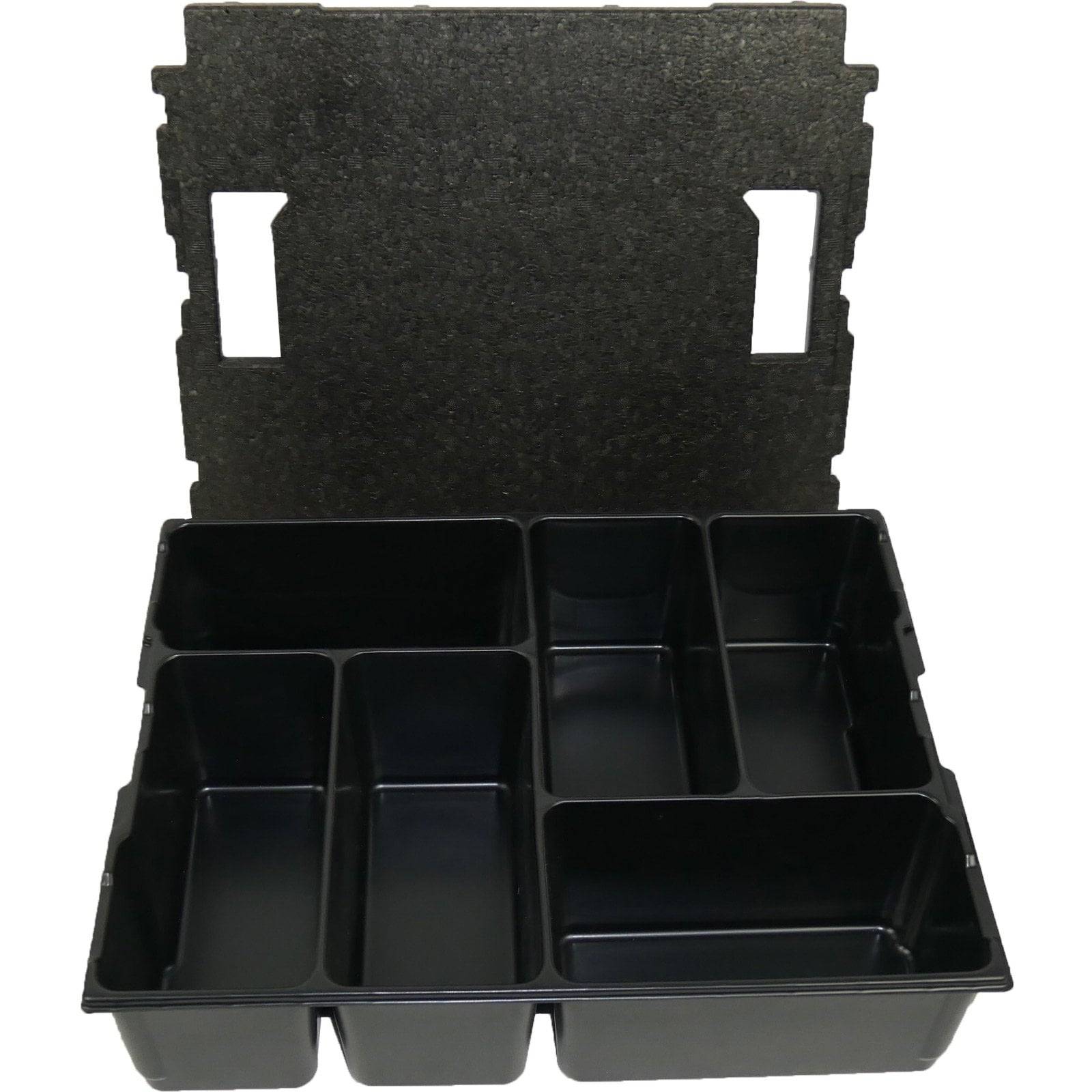 Ein schwarzer Behälter mit mehreren Fächern ist geöffnet. Er ist zum Organisieren oder Aufbewahren verschiedener Gegenstände konzipiert.