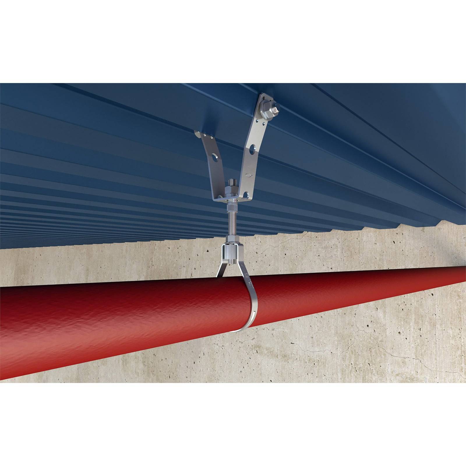 Rohr, das von einem Metallbügel an einer gewellten blauen Decke unter einer Betonkonstruktion gestützt wird.