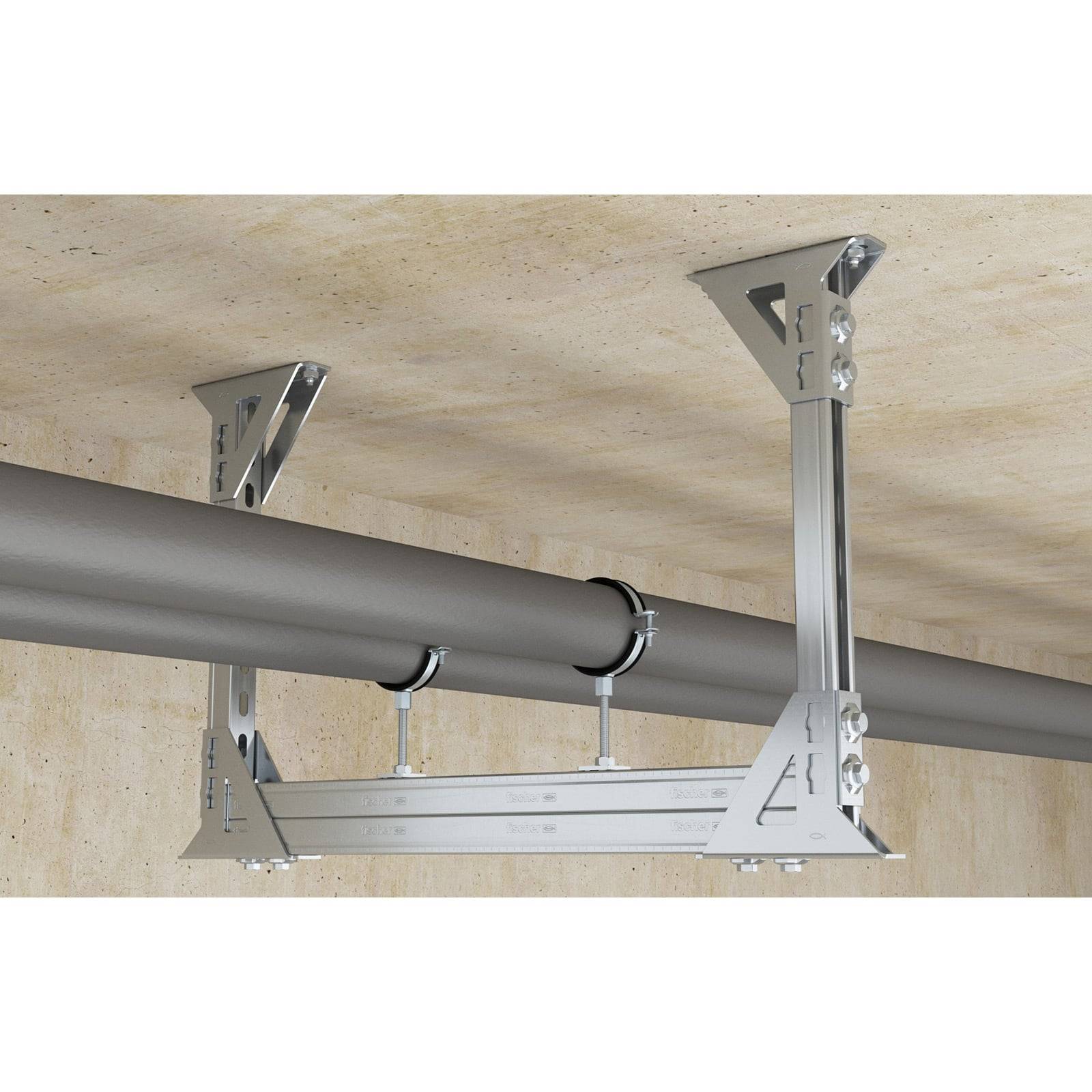 Metallrohr, das von einer Betondecke mittels verstellbarer Stahlhalterungen und Stangen abgehängt ist und eine industrielle Rohrleitungsinstallation veranschaulicht.