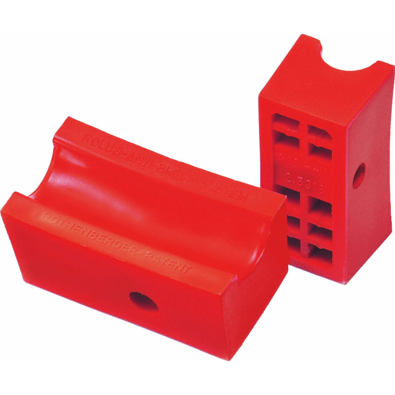 Zwei rote Rohrschellen aus Kunststoff, eine aufrecht stehend und ein Gittermuster zeigend, die andere auf der Seite liegend und eine glatte Oberfläche sowie ein gekrümmtes Ende offenbarend.